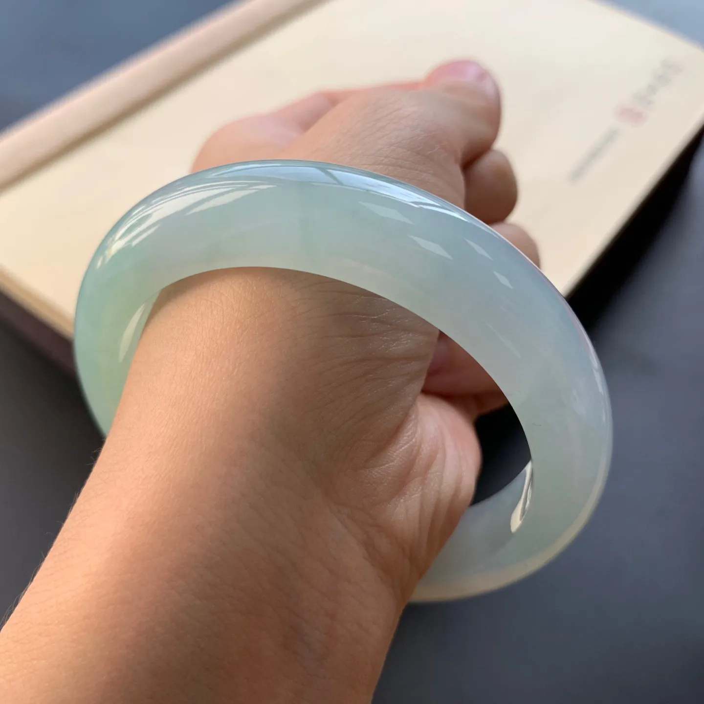 58.6圈口冰晴底正圈手镯 尺寸：58.6-13.6-9.3，无纹裂，水润起胶，版型厚装