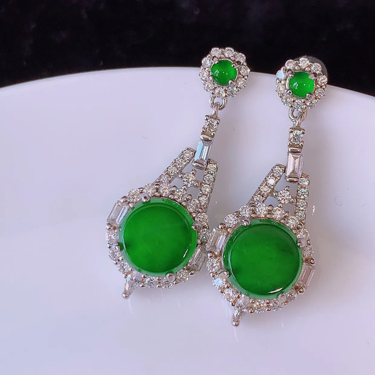 冰透满绿翡翠925银镶嵌耳坠，自然光实拍，翠色灵动，颜色漂亮，种老水足，品相佳， 佩戴佳品！#97.31整体27.5*11*6裸石7.5*7.5 mm