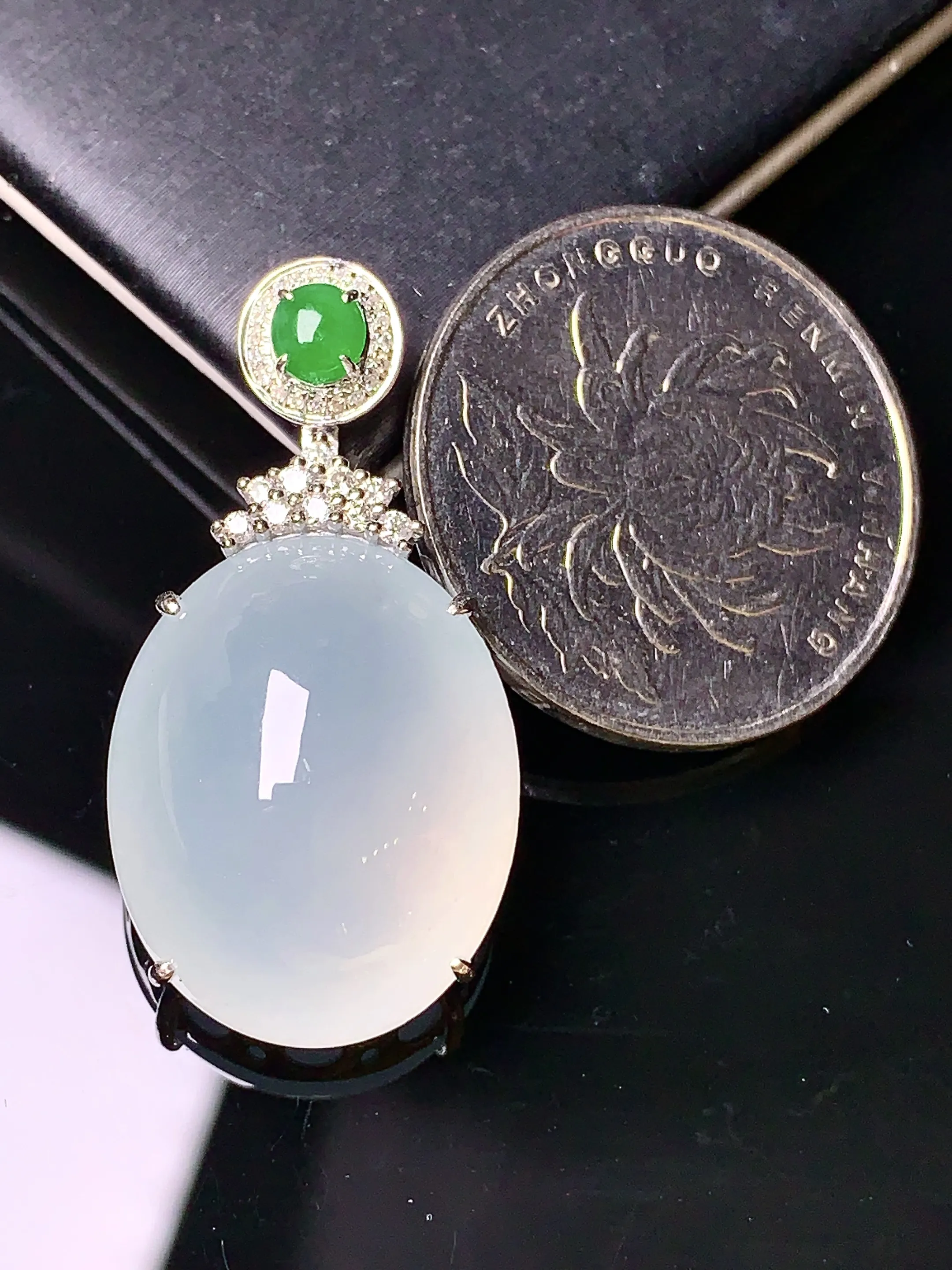 18k金钻镶嵌冰种蛋面吊坠 玉质细腻 色泽艳丽 整体尺寸33.5*17.2*10.6