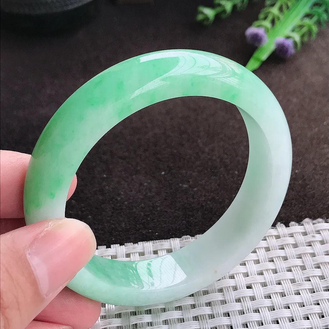 自然光54.5/14/8.2老坑精美温润飘绿手镯宽边翡翠玉镯美人镯