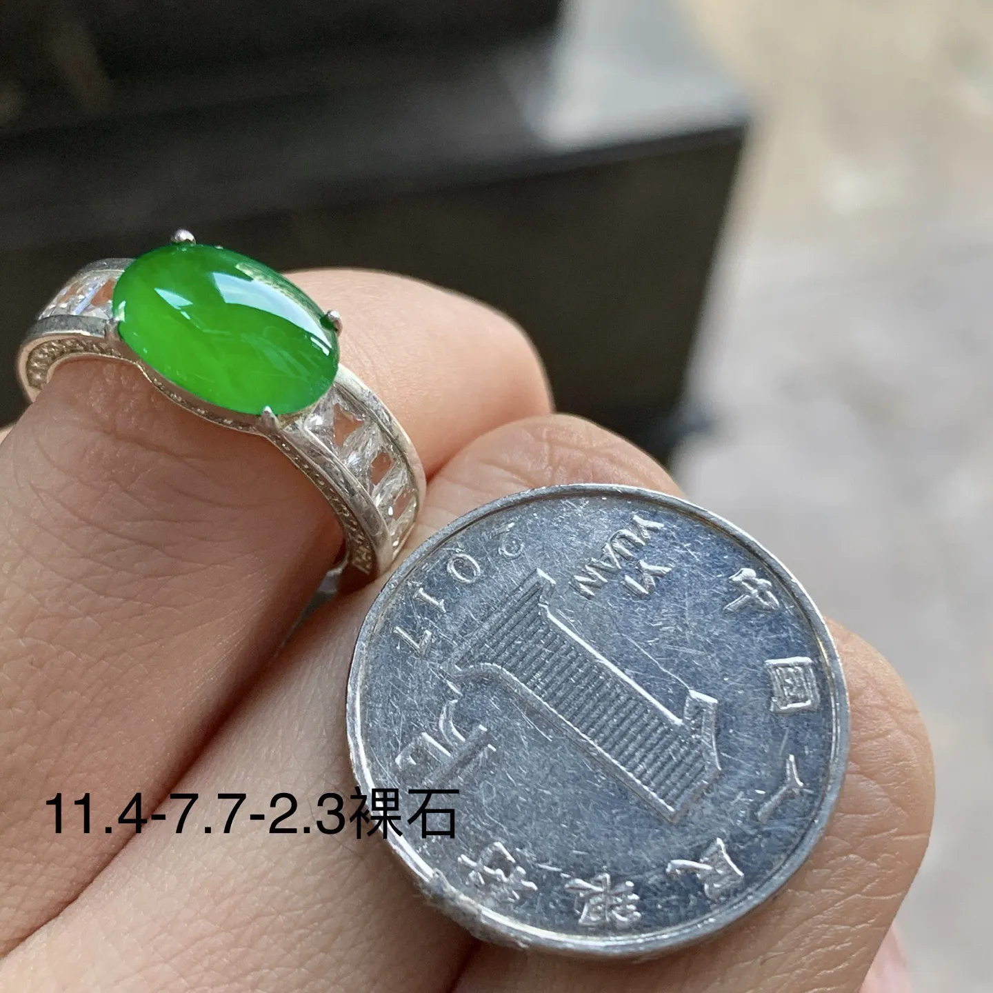 冰种辣绿色戒指^_^颜色浓郁 鲜艳 铜拖