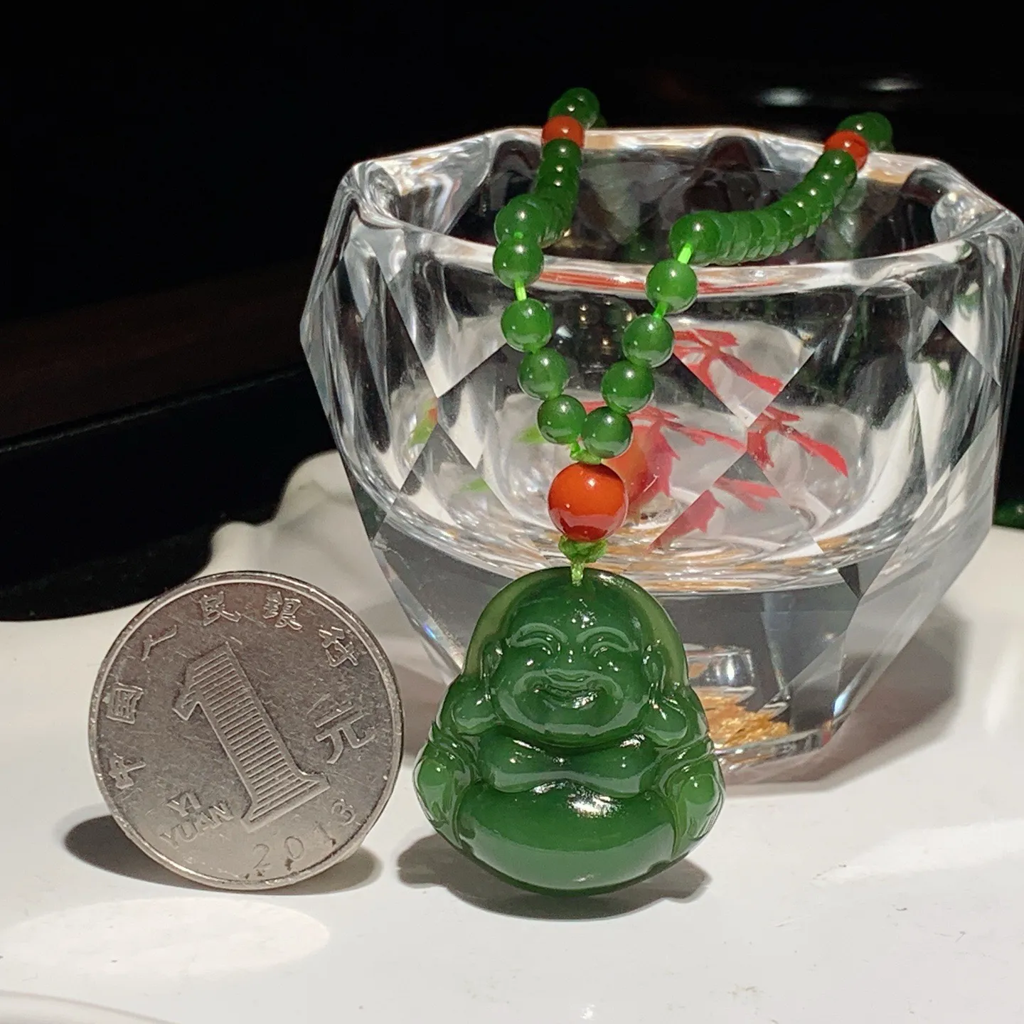 和田玉菠菜绿绿俄罗斯碧玉佛引福来弥勒佛挂件。尺寸26/25/9重24.5克。玉质细腻油润。手推出油。佩戴高端典雅。lt251107