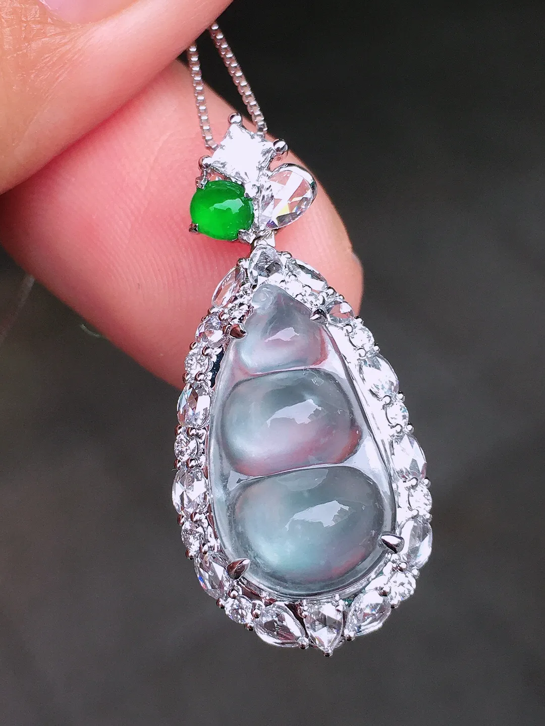 玻璃种福豆吊坠，玉质细腻，荧光感超
强，饱满圆润，尽显优雅气质，18k
金豪华镶嵌