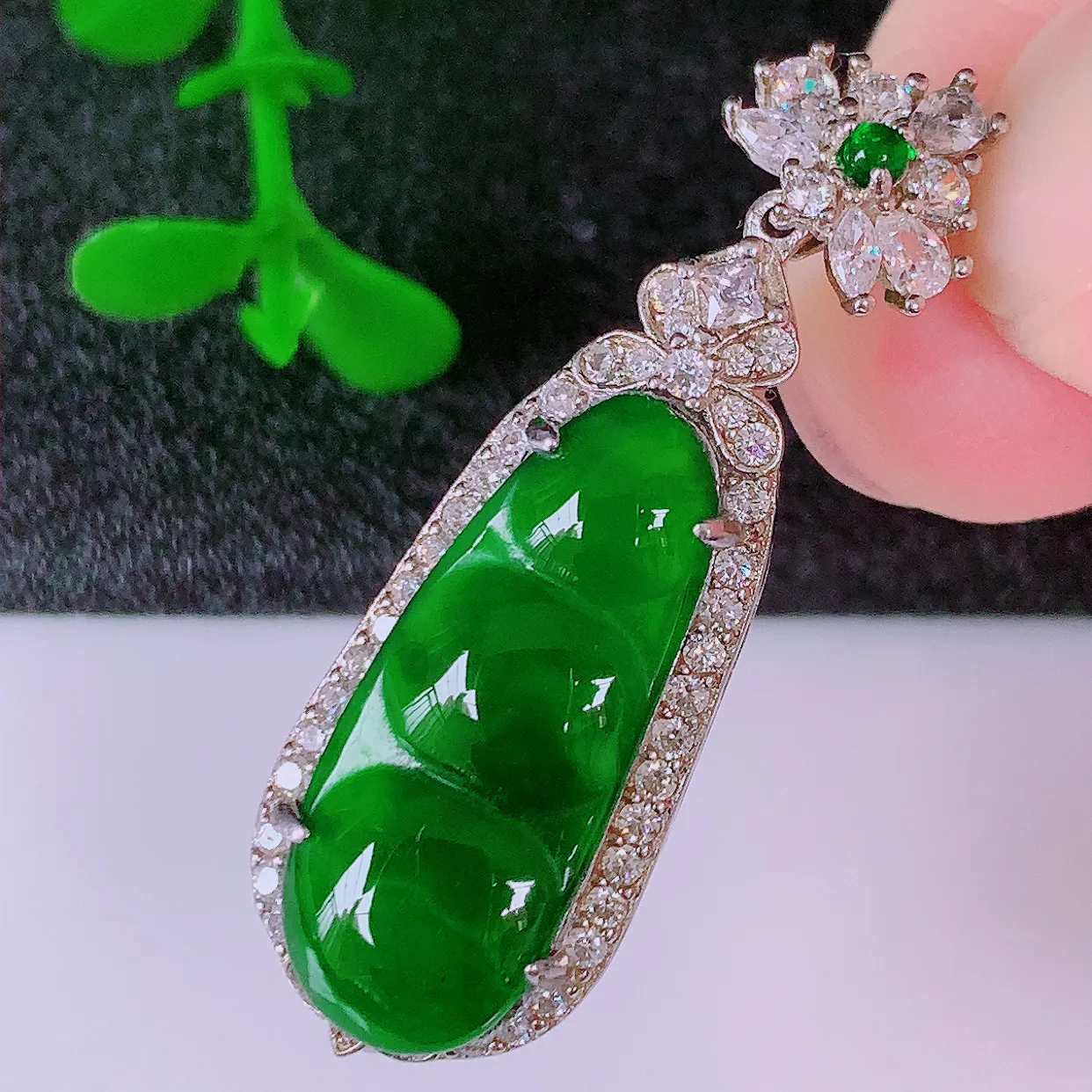 冰透满绿翡翠925银镶嵌四季豆吊坠，自然光实拍，翠色灵动，颜色漂亮，种老水足，品相佳，佩戴佳品！#97.5整体37*12*7.2裸石21.5*8