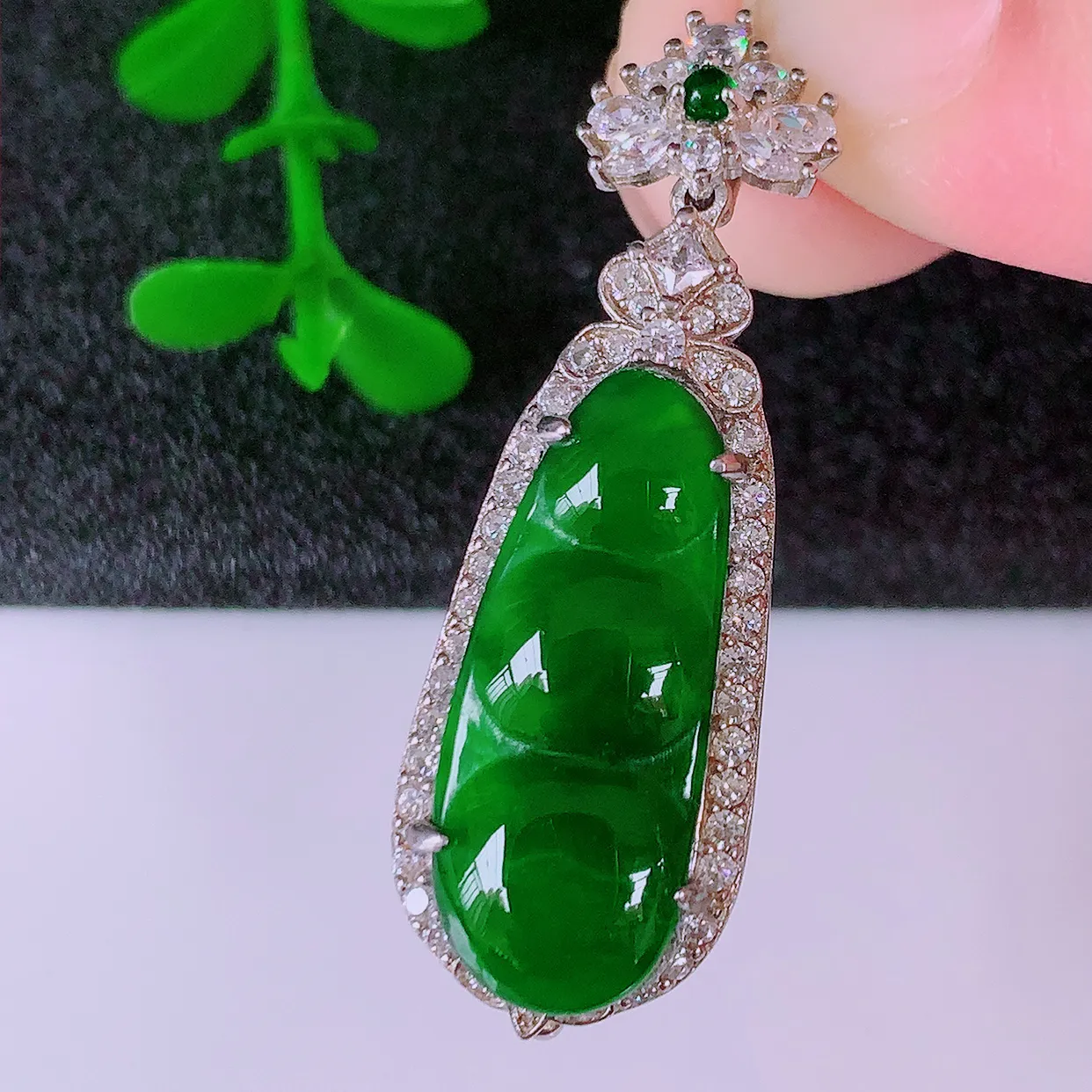 冰透满绿翡翠925银镶嵌四季豆吊坠，自然光实拍，翠色灵动，颜色漂亮，种老水足，品相佳，佩戴佳品！#97.5整体37*12*7.2裸石21.5*8