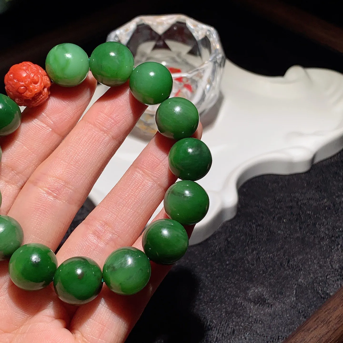 和田玉阳绿俄罗斯碧玉圆珠手串。单颗尺寸14重57克。玉质细腻油润。手推出油。佩戴高端典雅。lt251107