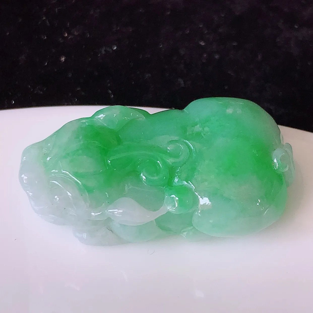 自然光实拍，冰润飘绿翡翠招财貔貅吊坠，民间有“一摸貔貅运程旺盛，再摸貔貅财运滚滚，三摸貔貅平步青云 ”  的美好祝愿。#1.31