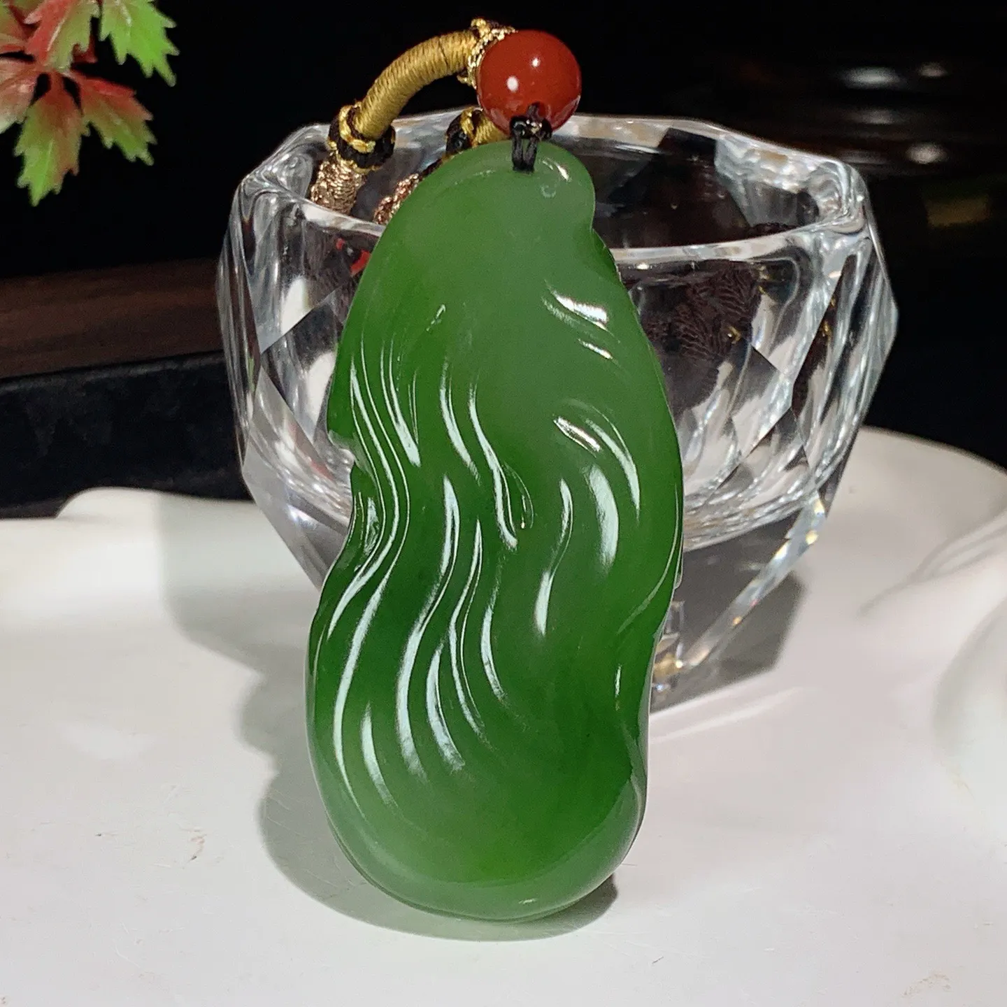 和田玉阳绿俄罗斯碧玉龙佑一方龙挂件。尺寸62/29/15重44克。玉质细腻油润。手推出油。佩戴高端典雅。lt251107