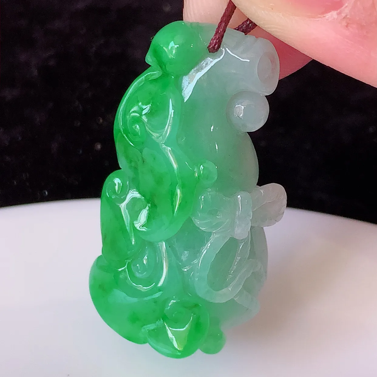 自然光实拍，冰润飘绿翡翠葫芦吊坠，葫芦寓意福禄双全，财源滚滚，饱满， 清新脱俗， 佩戴效果优雅迷人！#01.31