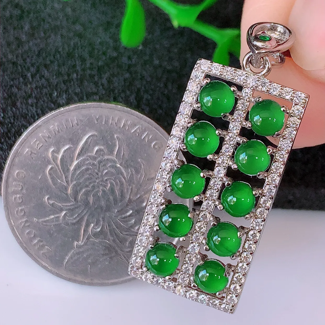 冰透满绿翡翠925银镶嵌算盘吊坠，自然光实拍，翠色灵动，颜色漂亮，种老水足，品相佳，佩戴佳品！#97.31整体34.5*13.5*5.6 裸石 3.2*3.2mm