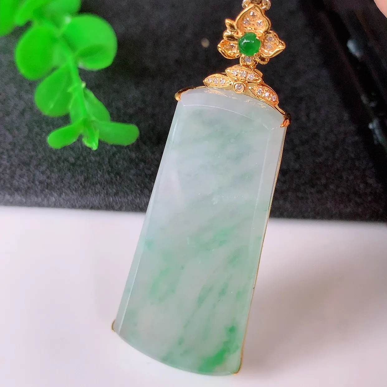 自然光实拍，18K金镶嵌冰种飘花翡翠平安无事牌吊坠，翡翠无事牌，平平安安，无事牌翠色灵动，佩戴平安时尚！#00.5整体46*21*6.6裸石43.8*19.5