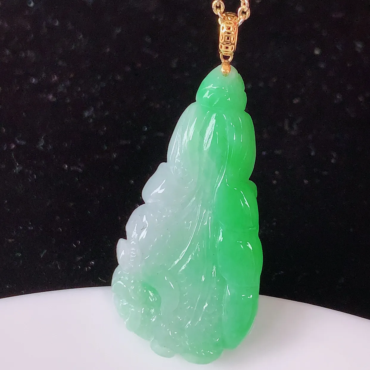 18K金镶嵌飘绿翡翠招百财白菜吊坠，百财聚来，财源滚滚，色泽鲜艳，精工水润的白菜，性价比高！#1.5