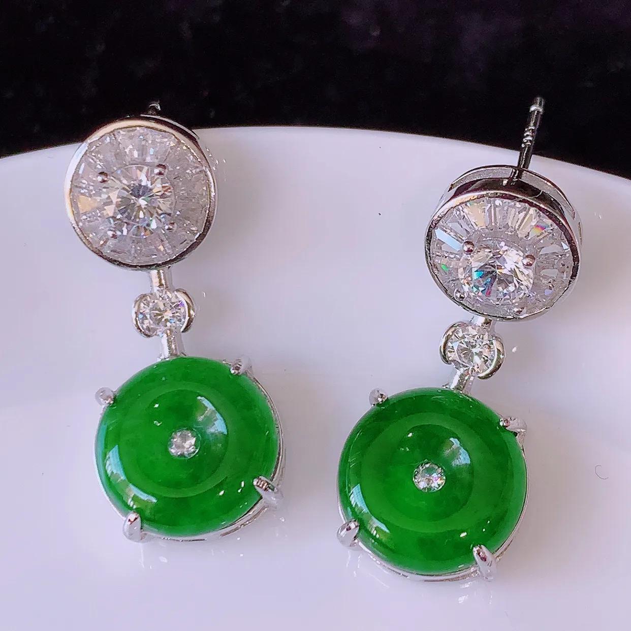 冰透满绿翡翠925银镶嵌耳坠，自然光实拍，翠色灵动，颜色漂亮，种老水足，品相佳，佩戴佳品！#97.3