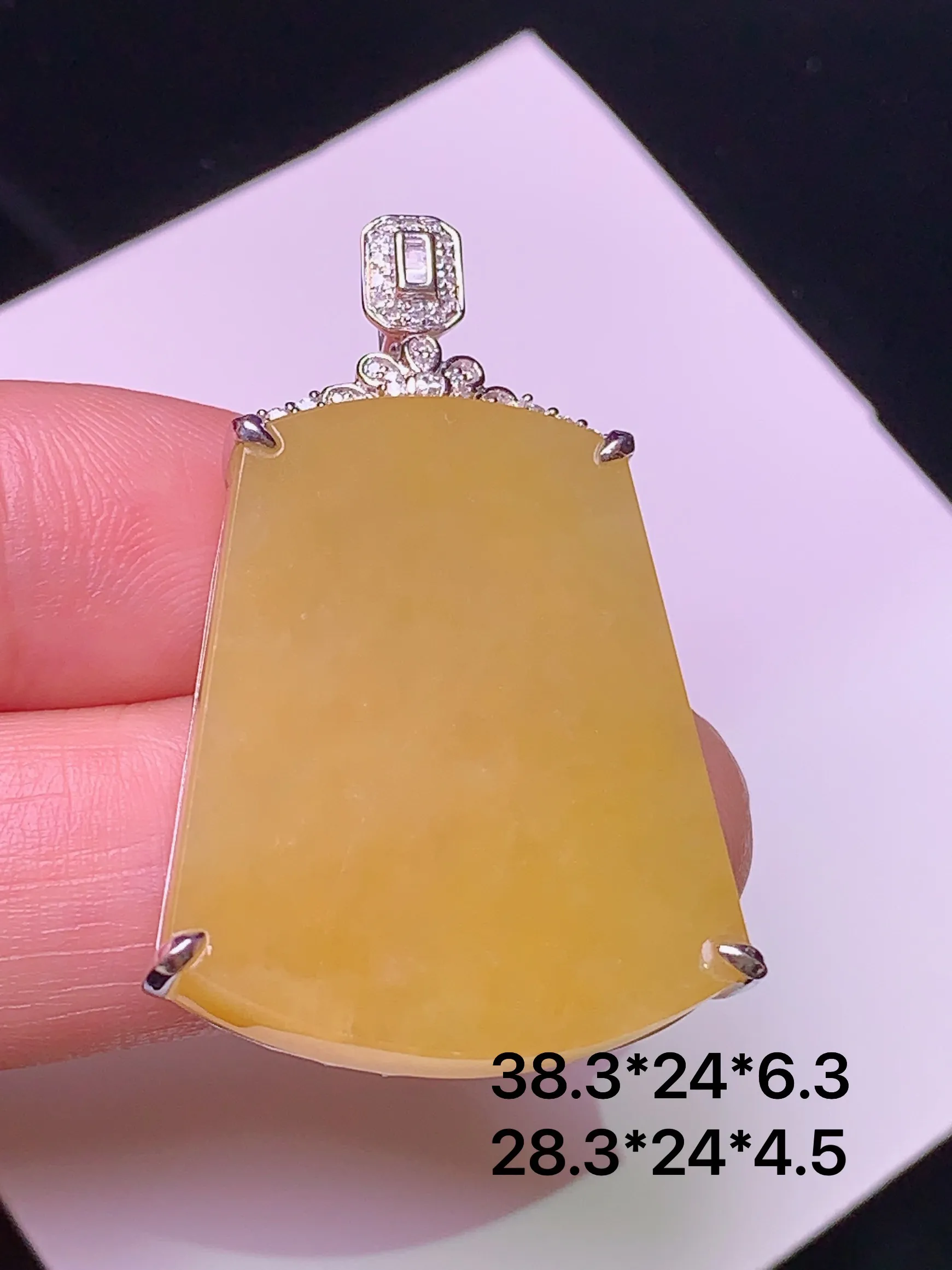 18k金钻镶嵌黄翡无事牌吊坠 玉质细腻 色泽艳丽 整体尺寸28.3*24*6.3