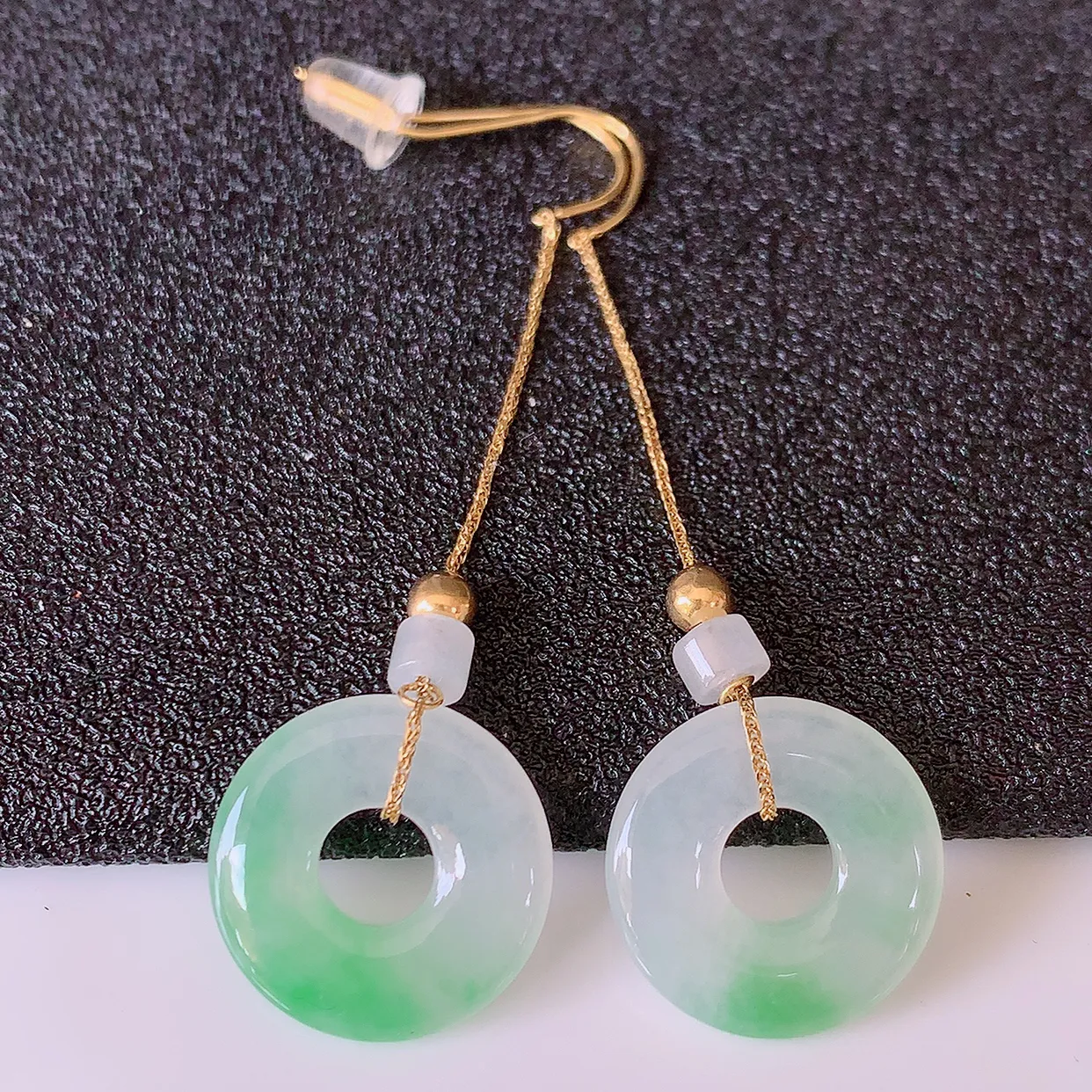 18k金镶嵌冰种飘绿翡翠平安扣耳坠，沁人心脾，耳坠佩戴效果大气出众，尽显气质。种水好，胶感足，颜相当漂亮，高性价比， 值得入手品鉴！#41.3整体47裸石13.8*2.8mm