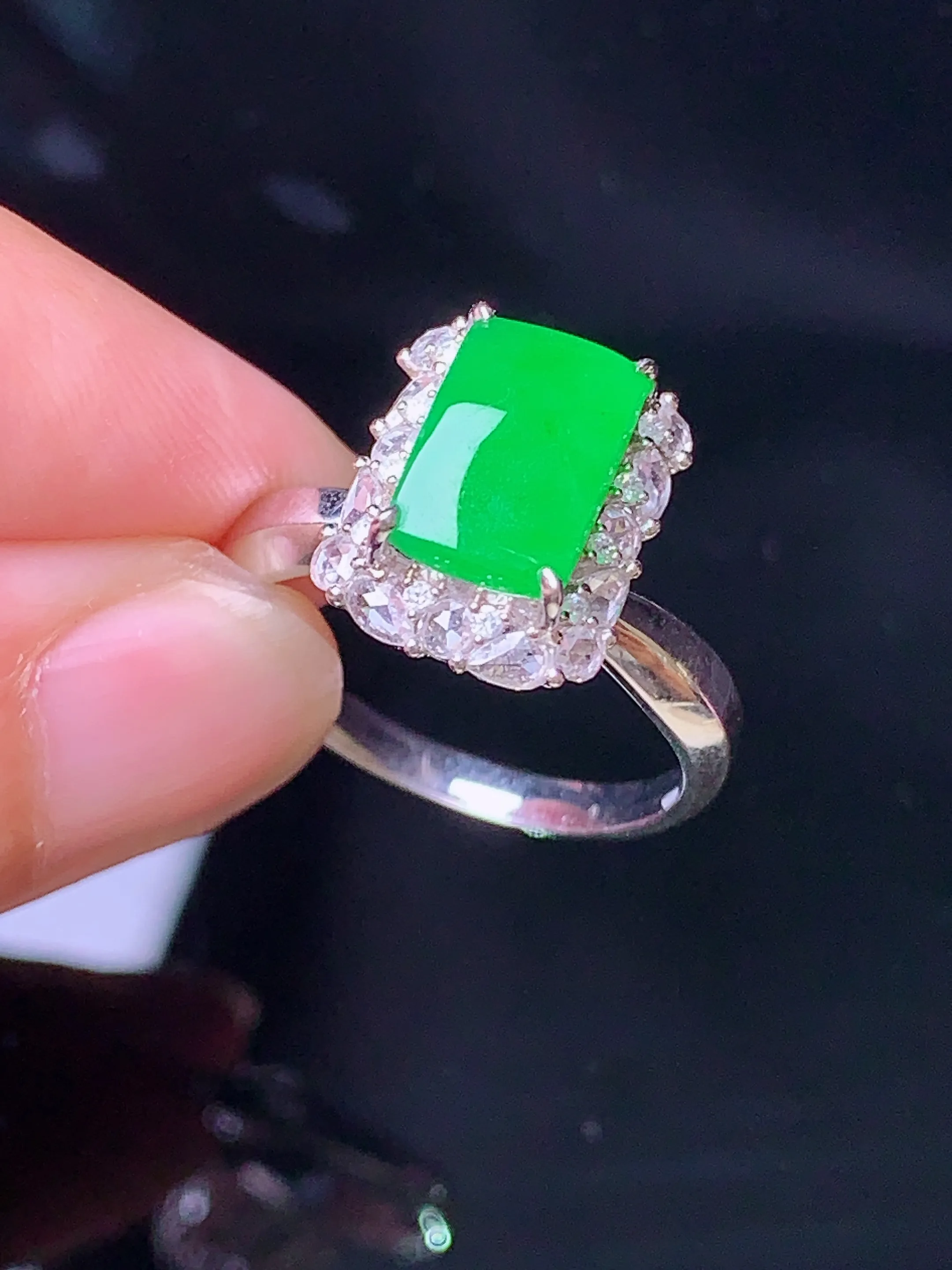 18k金钻镶嵌翠绿马鞍戒指 玉质细腻 色泽艳丽 圈口15.5 整体尺寸14*11*10