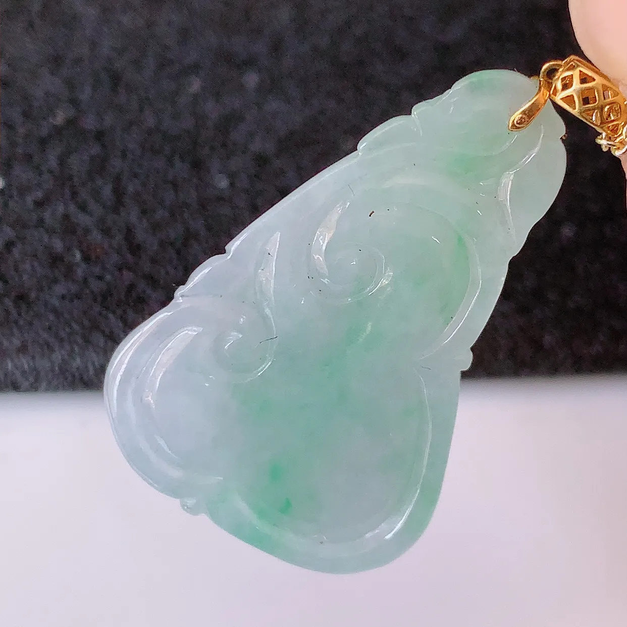 18K金镶嵌飘绿翡翠如意吊坠，简单的镶嵌设计、让玉坠百搭又精致， 寓意着吉祥， 事事如意！#1.31