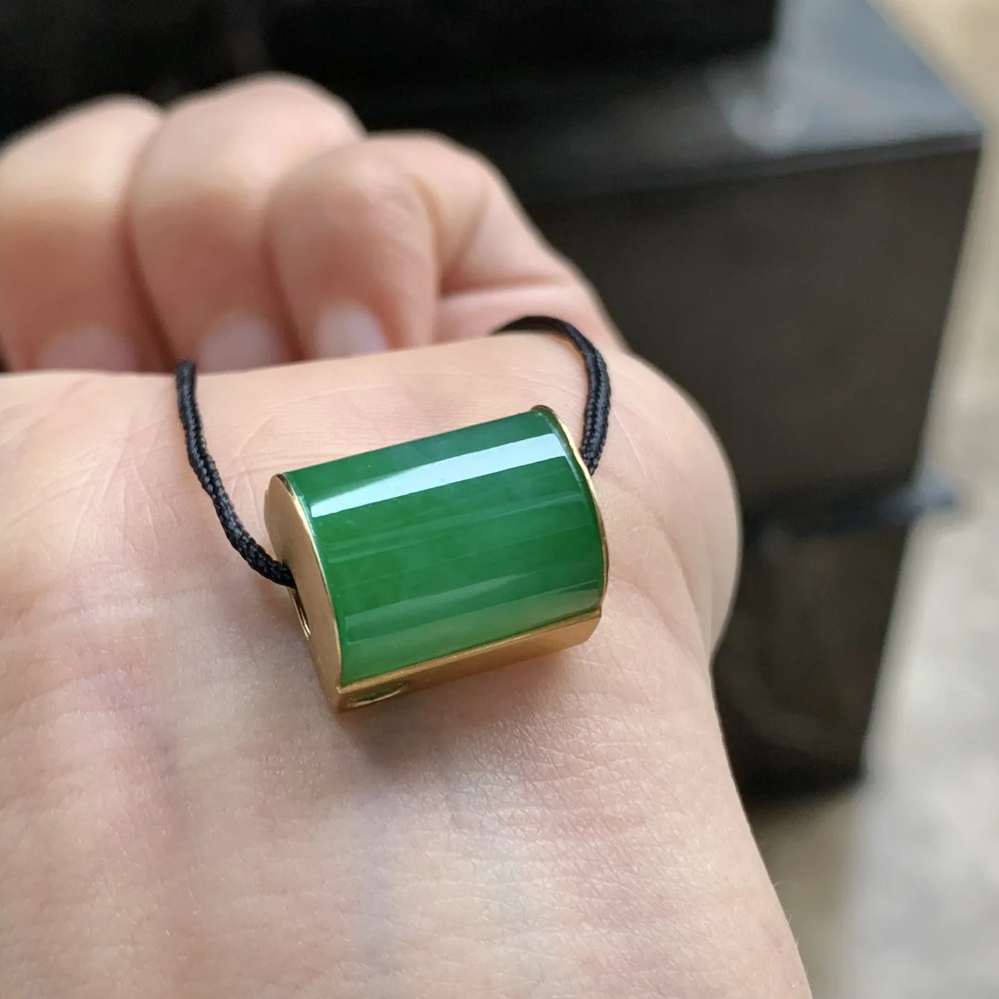 18k金镶嵌辣绿色吊坠^_^颜色鲜艳 玉质温润起光