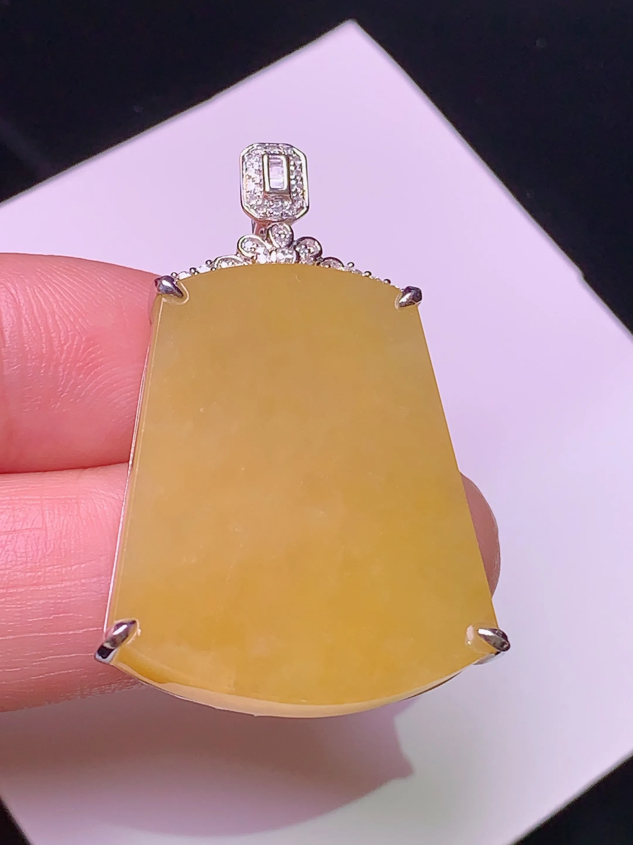 18k金钻镶嵌黄翡无事牌吊坠 玉质细腻 色泽艳丽 整体尺寸28.3*24*6.3