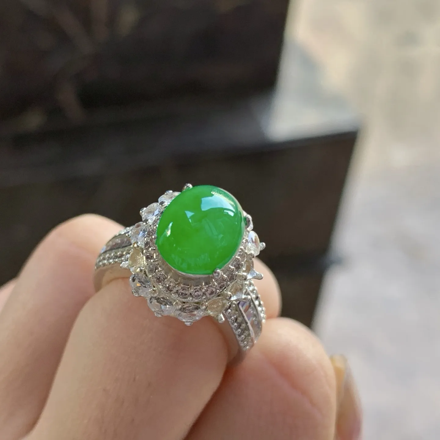 辣绿色戒面^_^颜色浓郁 鲜艳