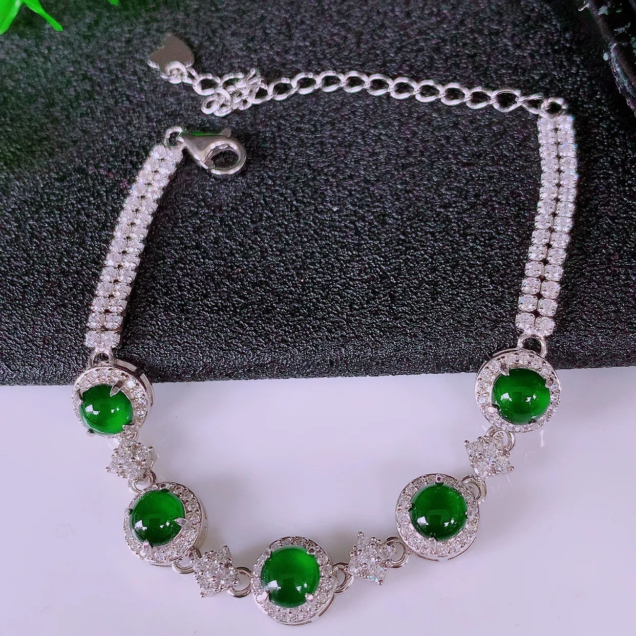 冰透满绿翡翠925银镶嵌手链，自然光实拍，翠色灵动，颜色漂亮，种老水足，品相佳，佩戴佳品！#97.5