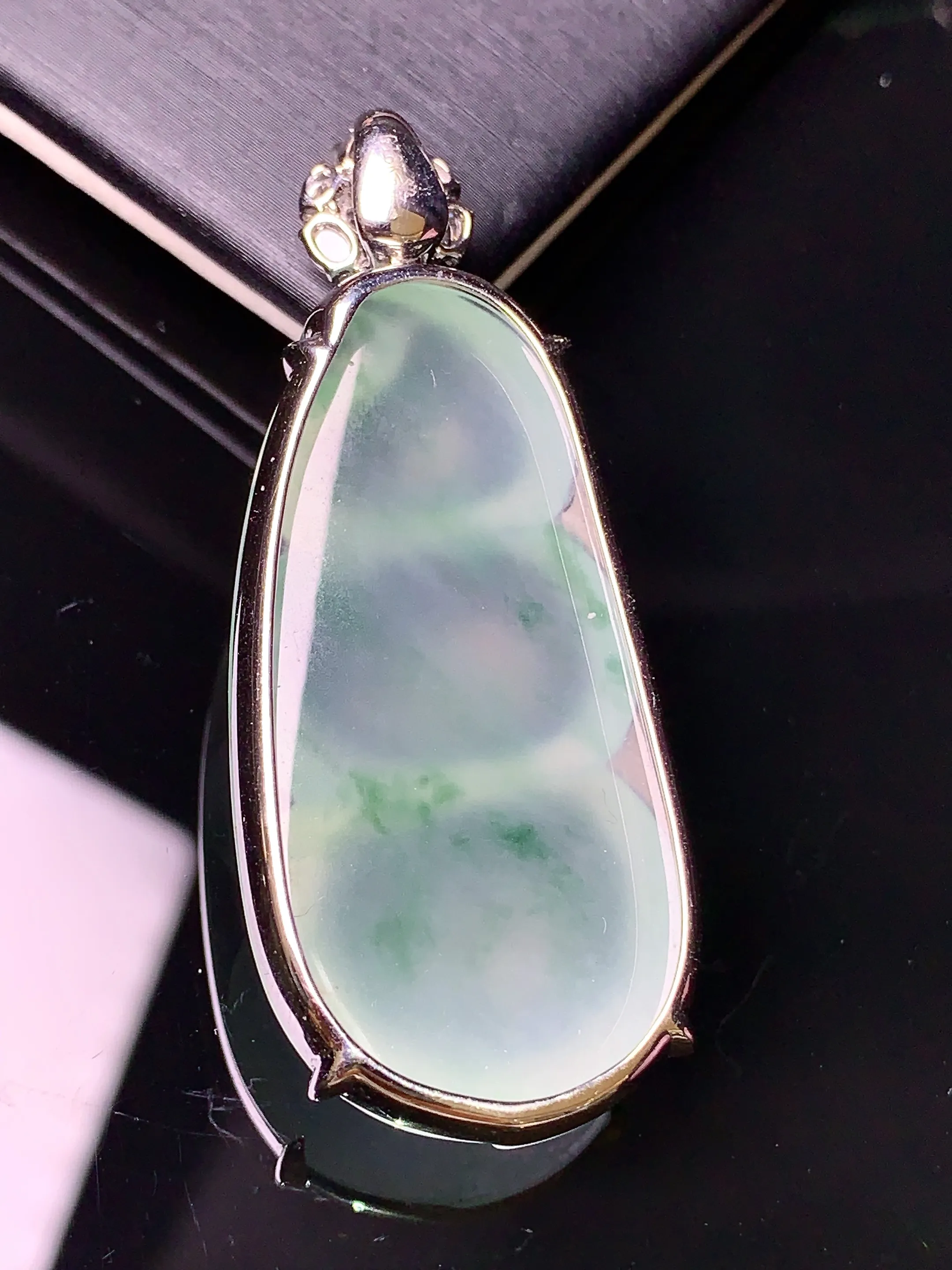 18k金钻镶嵌冰种四季豆吊坠 玉质细腻 色泽艳丽 整体尺寸50.2*20.8*9.5