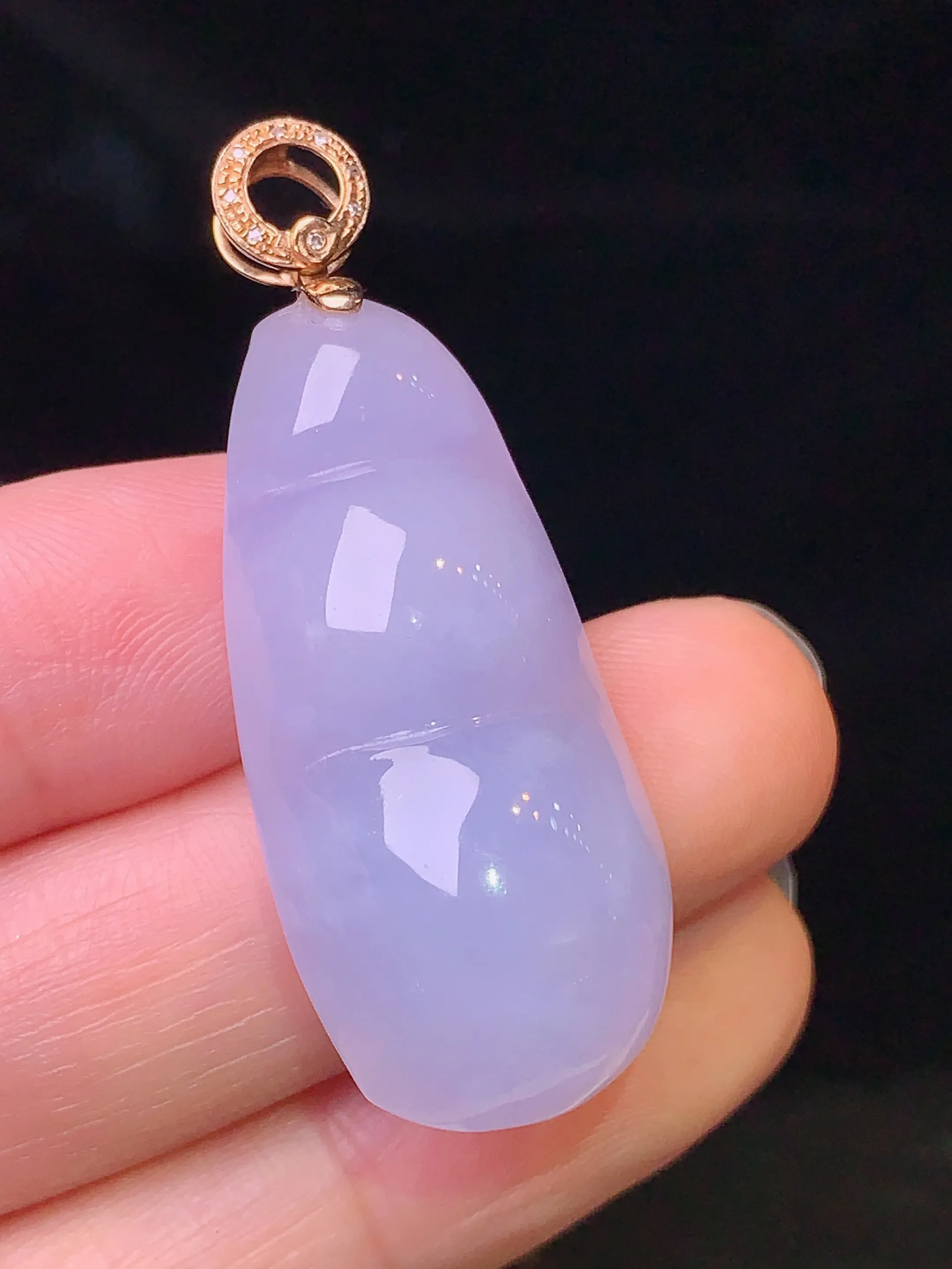 18k金钻镶嵌紫罗兰四季豆吊坠 玉质细腻 色泽艳丽 整体尺寸42.2*15.7*9.6