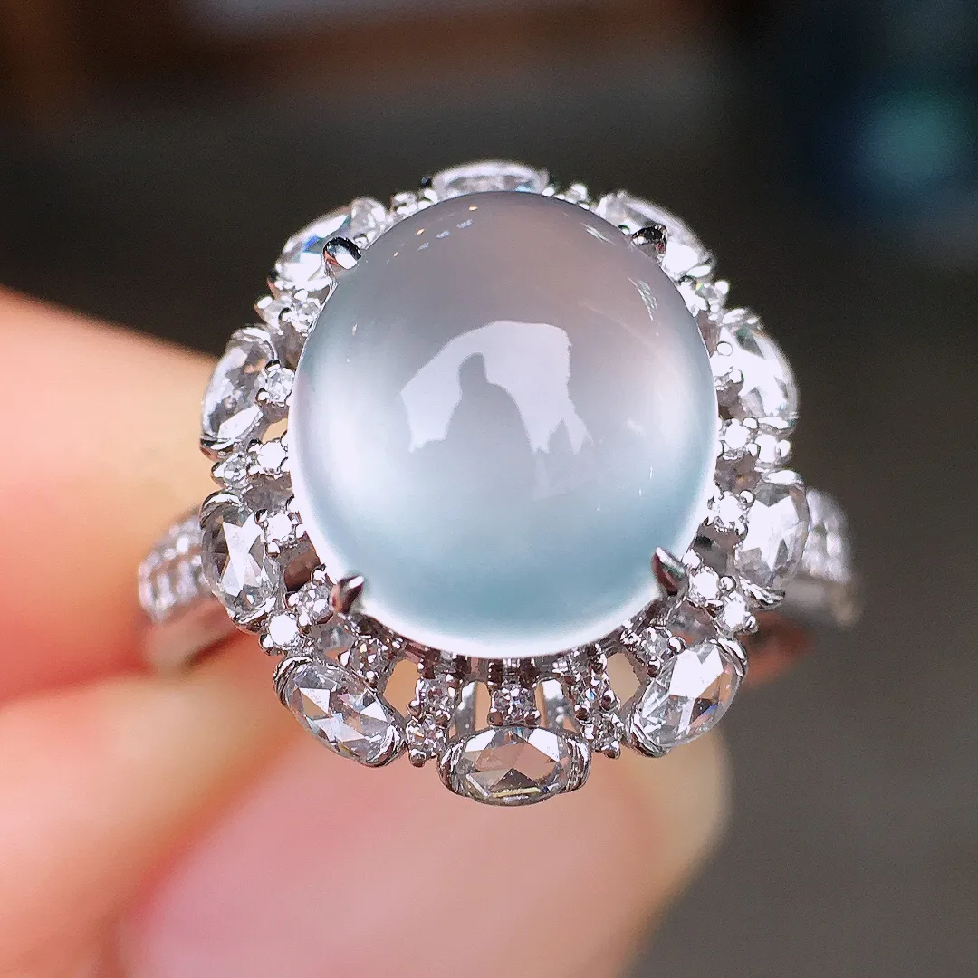 玻璃种蛋面戒指，玉质细腻，荧光感超
强，饱满圆润，尽显优雅气质，18k
金豪华镶嵌