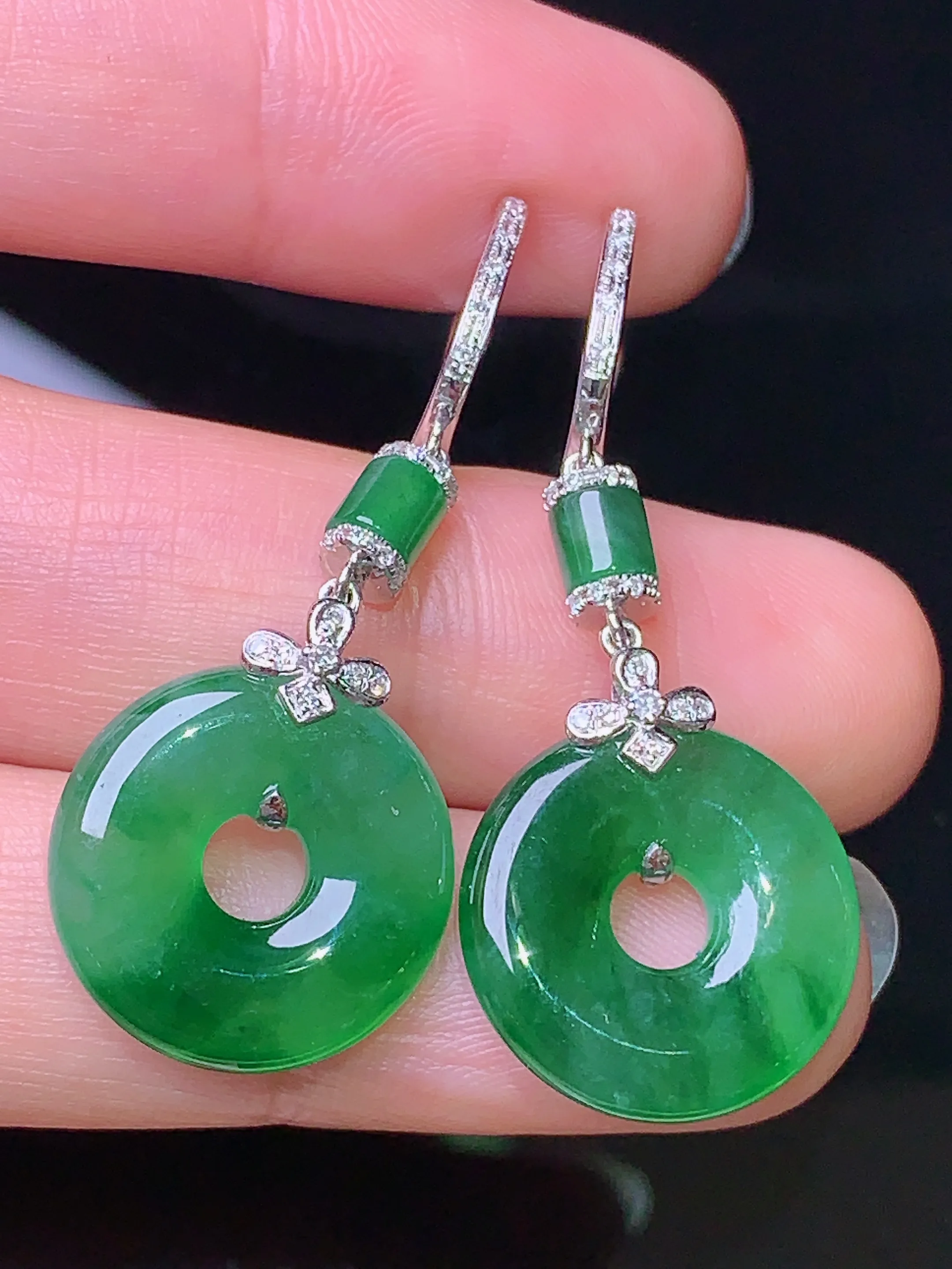 18k金钻镶嵌翠绿平安扣耳坠 玉质细腻 色泽艳丽 整体尺寸39.6*16*3.6