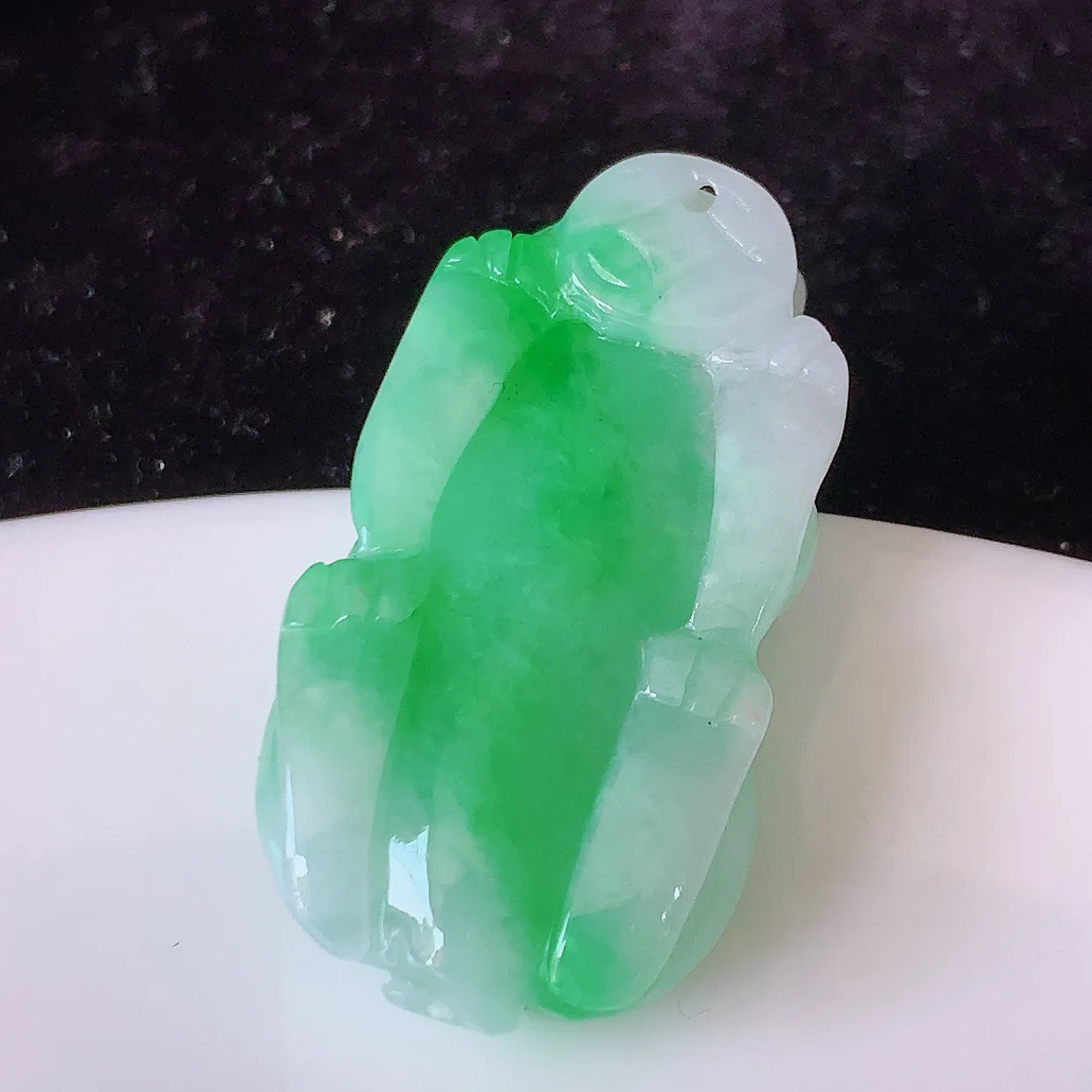 自然光实拍，冰润飘绿翡翠招财貔貅吊坠，民间有“一摸貔貅运程旺盛，再摸貔貅财运滚滚，三摸貔貅平步青云 ”  的美好祝愿。#1.31