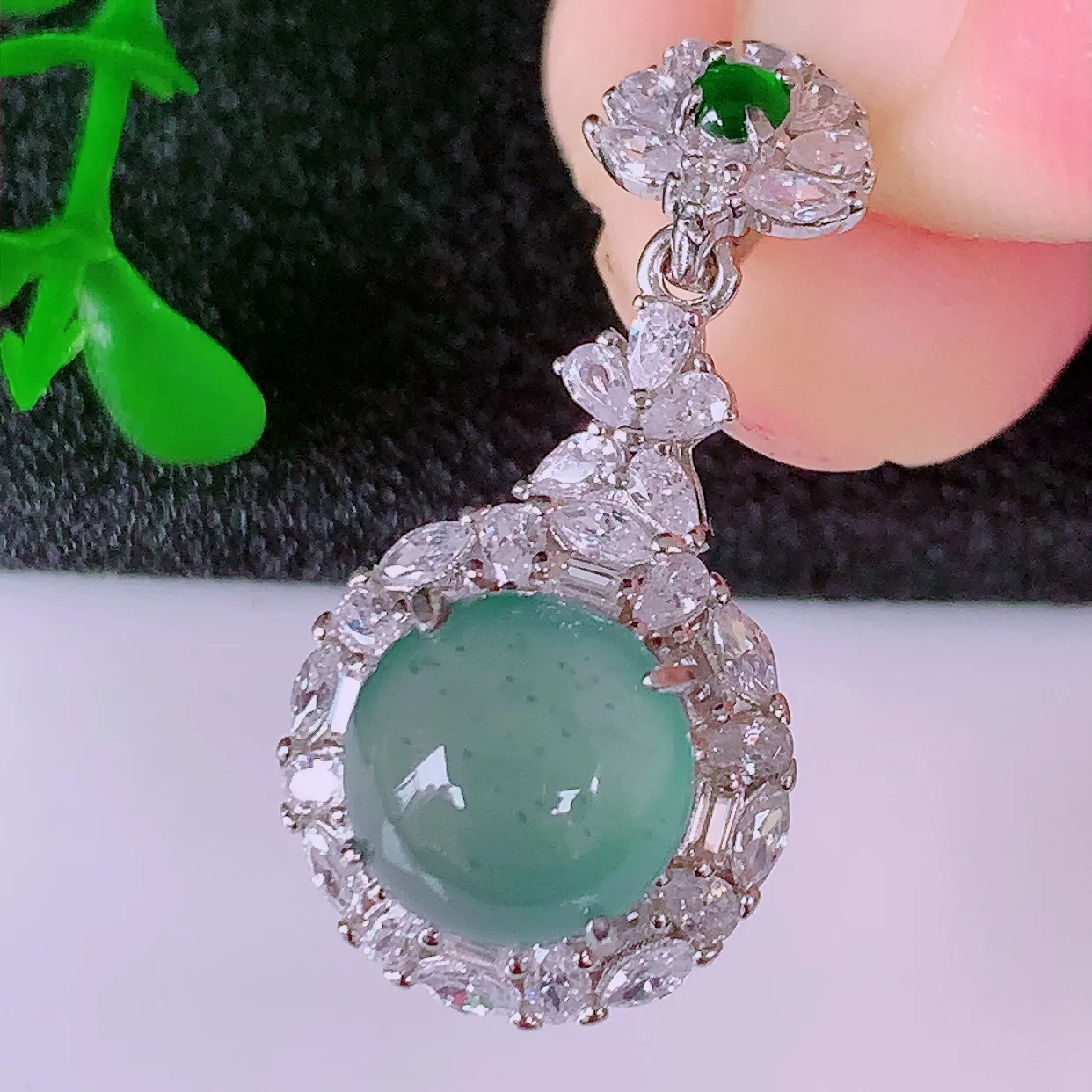 冰透满绿翡翠925银镶嵌吊坠，自然光实拍，翠色灵动，颜色漂亮，种老水足，品相佳，佩戴佳品！#97.5整体27*14*9裸石9*9