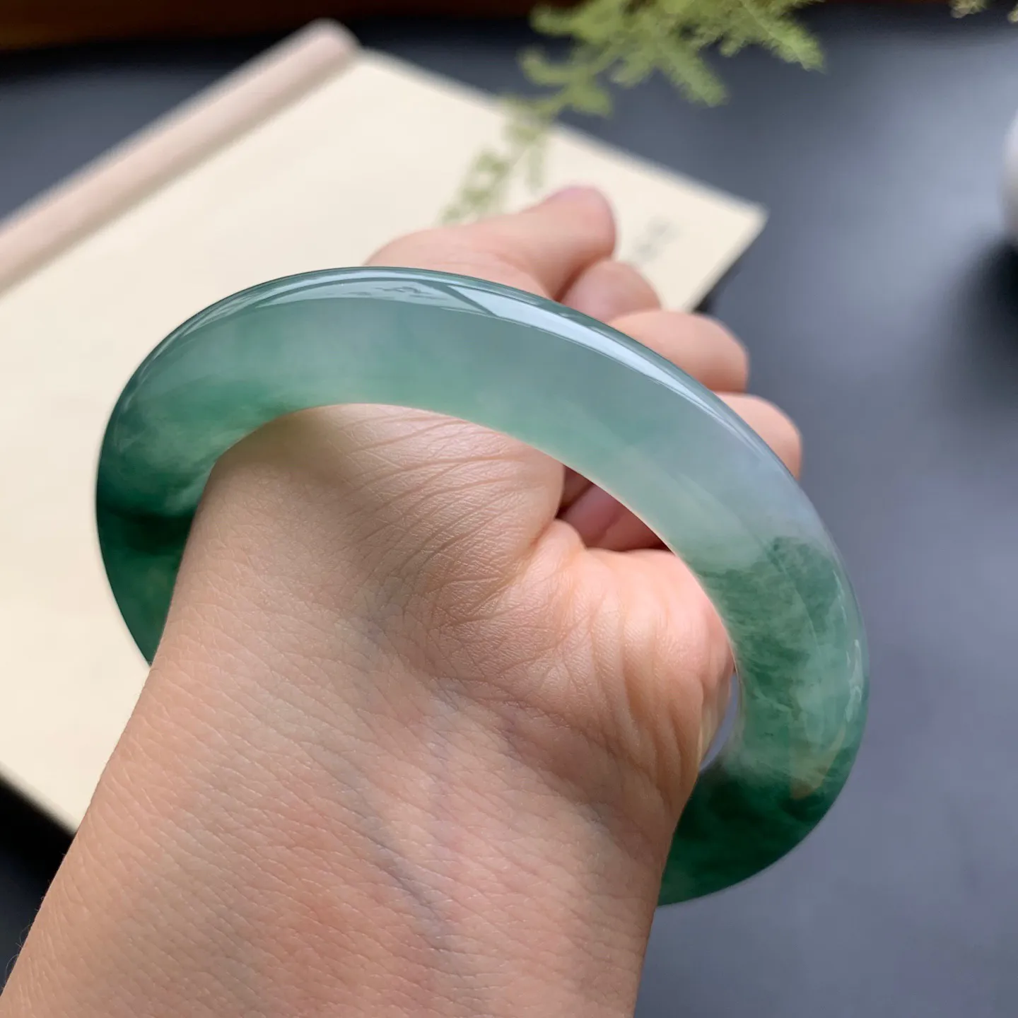 56圈口冰种飘花圆条手镯 尺寸：56-10.8，水润起胶，花色浓郁