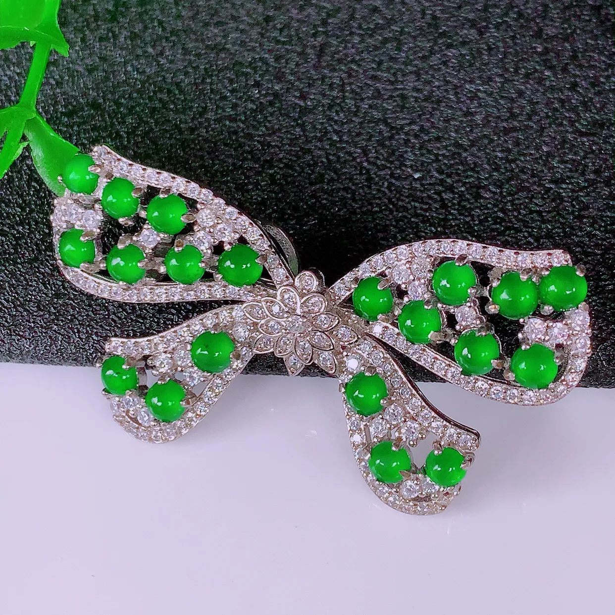 冰透满绿翡翠925银镶嵌蝴蝶结胸针，自然光实拍，翠色灵动，颜色漂亮，种老水足，品相佳，佩戴佳品！#9