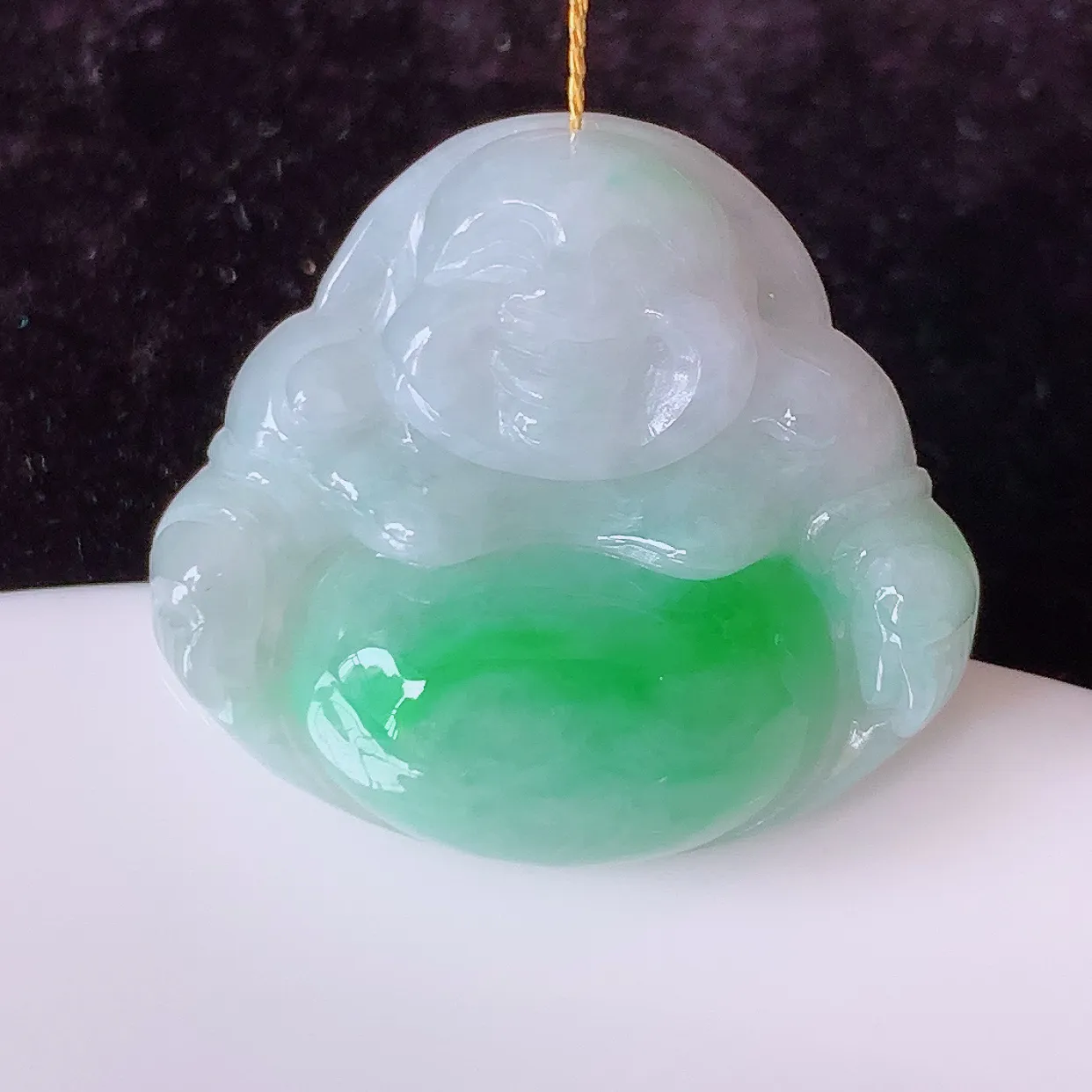 自然光实拍，冰润飘绿佛公吊坠，翡翠开心笑佛，种老水足，颜色漂亮， 立体饱满圆润， 佩戴效果赞#00.