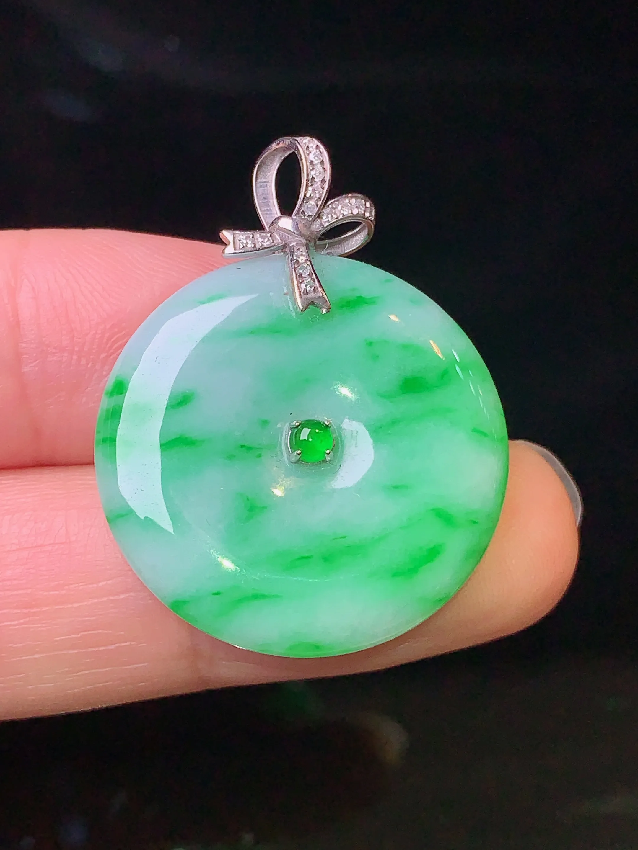 18k金钻镶嵌翠绿平安扣吊坠 玉质细腻 色泽艳丽 整体尺寸30.8*24*4.5