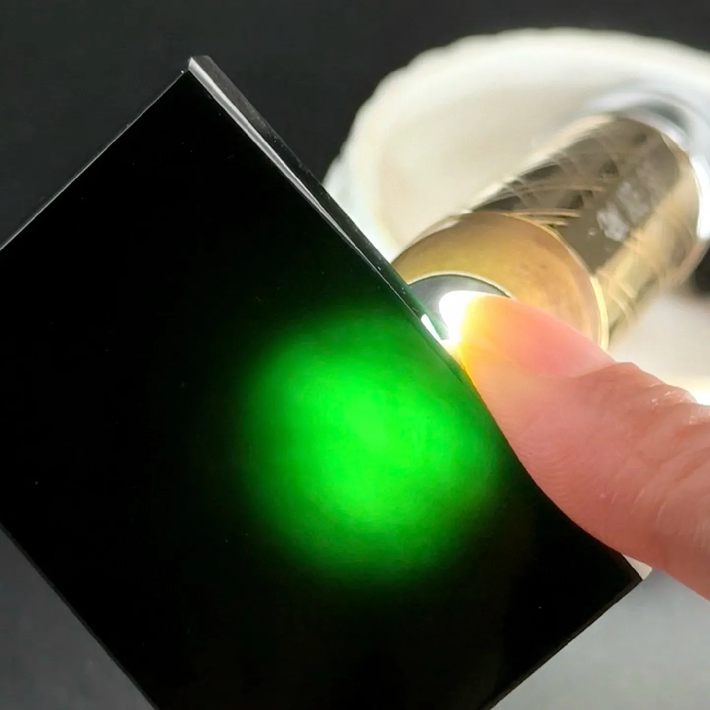 精品墨翠无事牌 种水打灯通透 油性十足 尺寸54.6