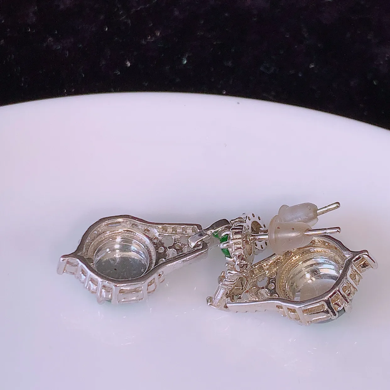 冰透满绿翡翠925银镶嵌耳坠，自然光实拍，翠色灵动，颜色漂亮，种老水足，品相佳， 佩戴佳品！#97.31整体27.5*11*6裸石7.5*7.5 mm