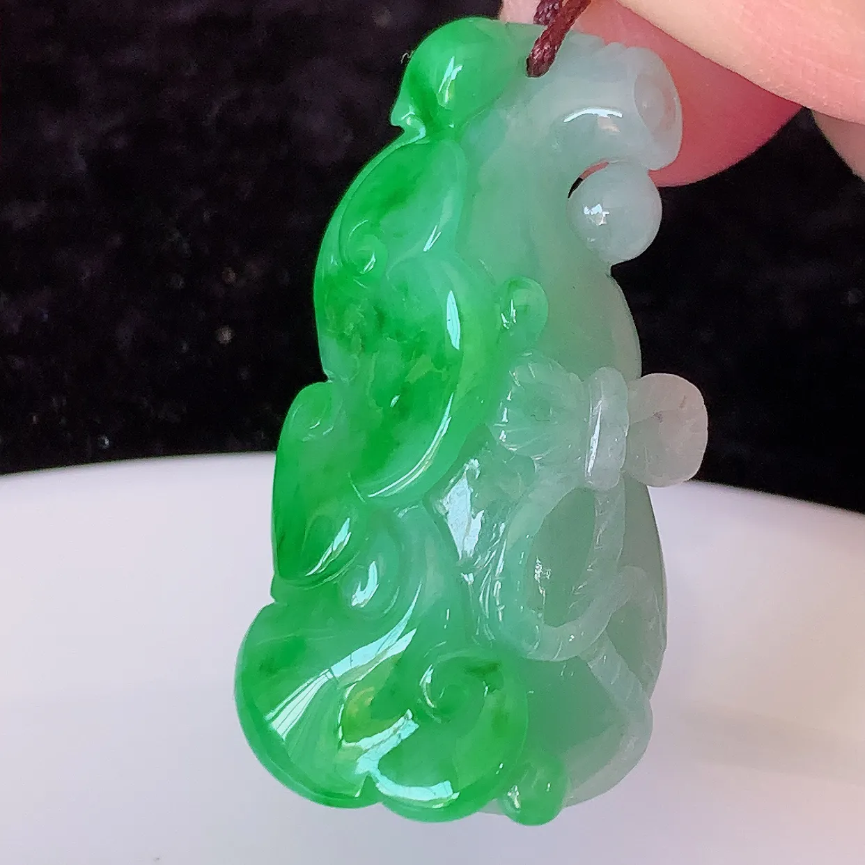 自然光实拍，冰润飘绿翡翠葫芦吊坠，葫芦寓意福禄双全，财源滚滚，饱满， 清新脱俗， 佩戴效果优雅迷人！#01.31