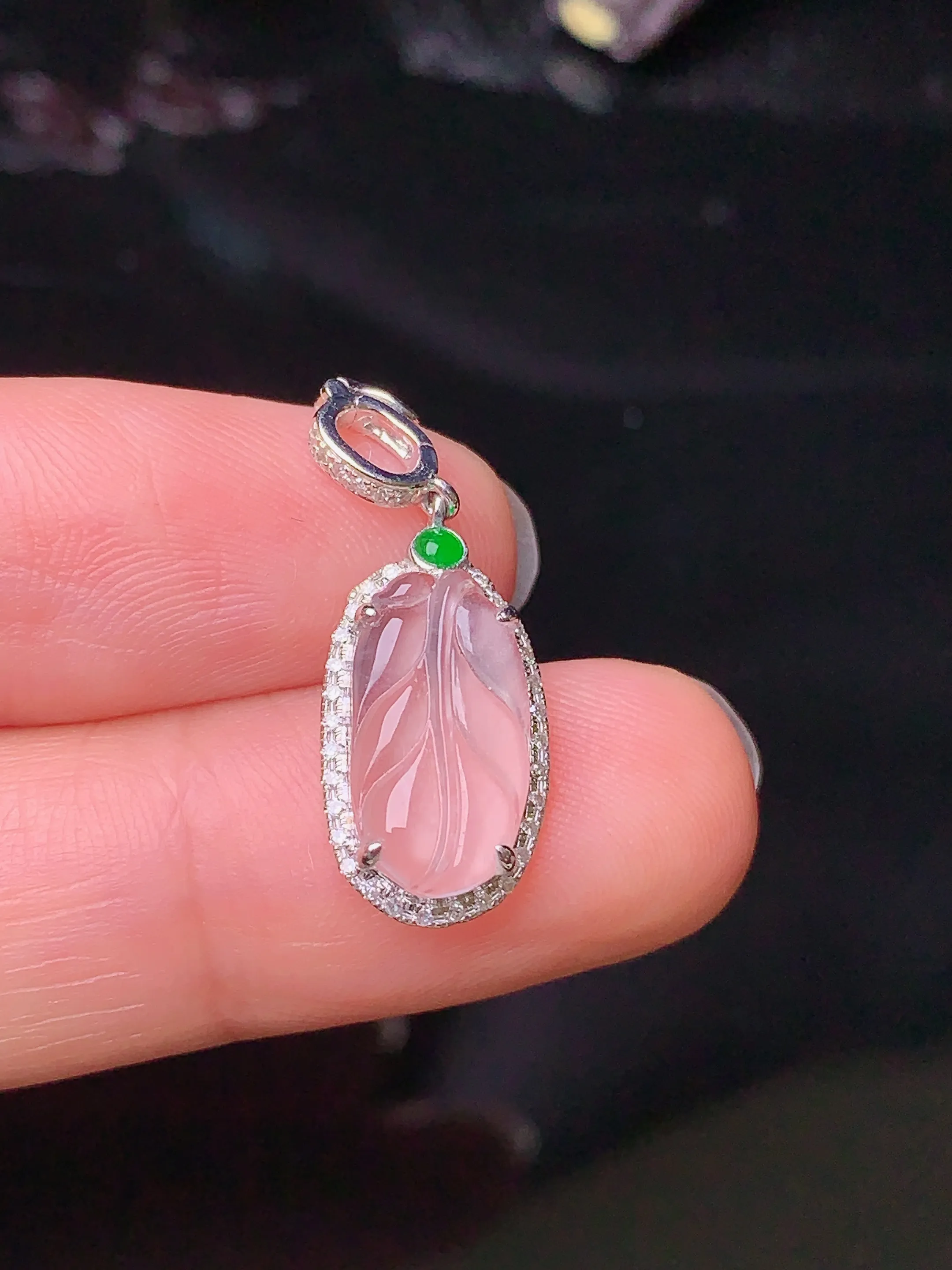 18k金钻镶嵌冰种树叶吊坠 玉质细腻 色泽艳丽 整体尺寸25.2*9.5*4