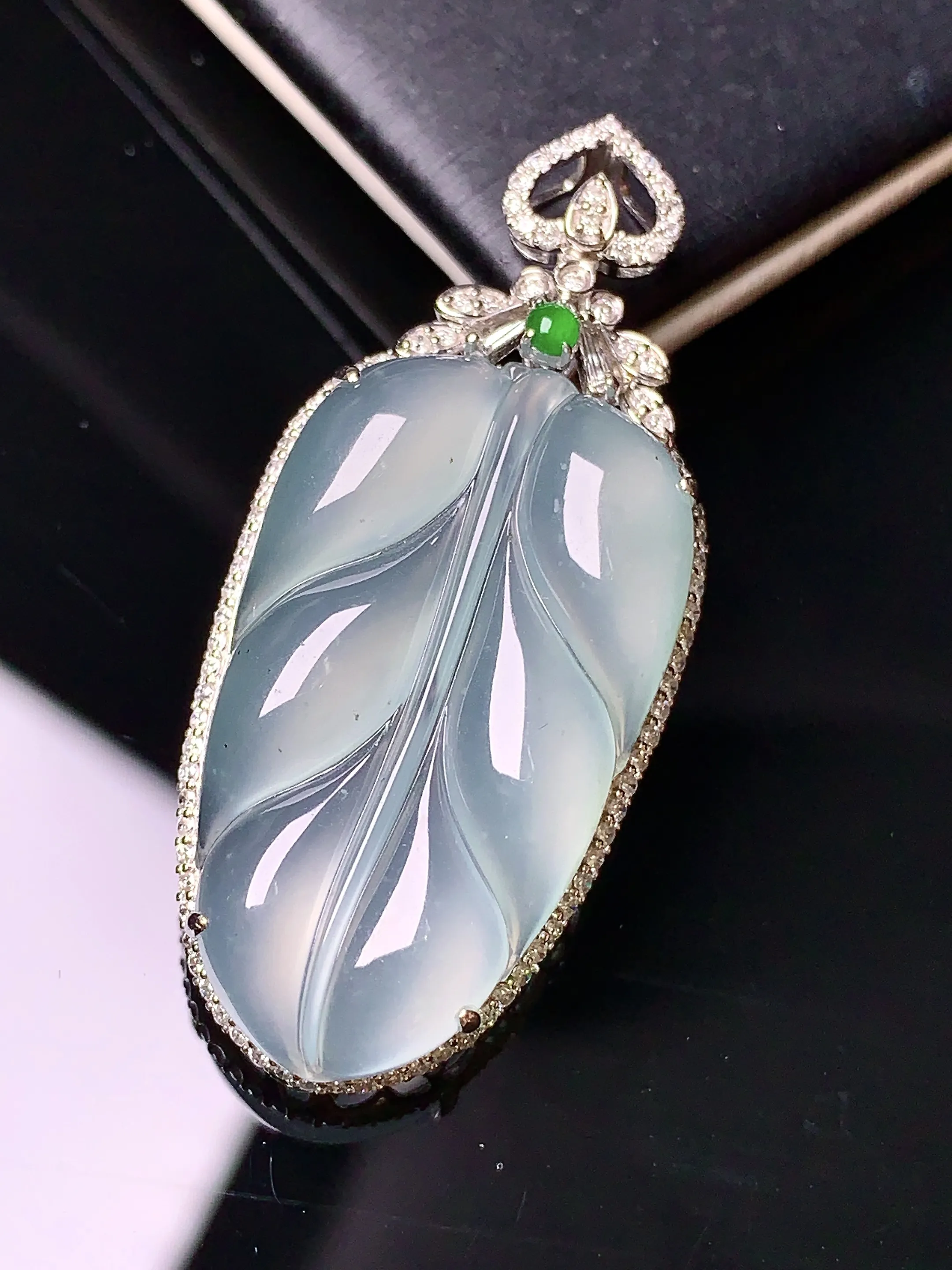 18k金钻镶嵌冰种树叶吊坠 玉质细腻 色泽艳丽 整体尺寸39.5*17.8*7