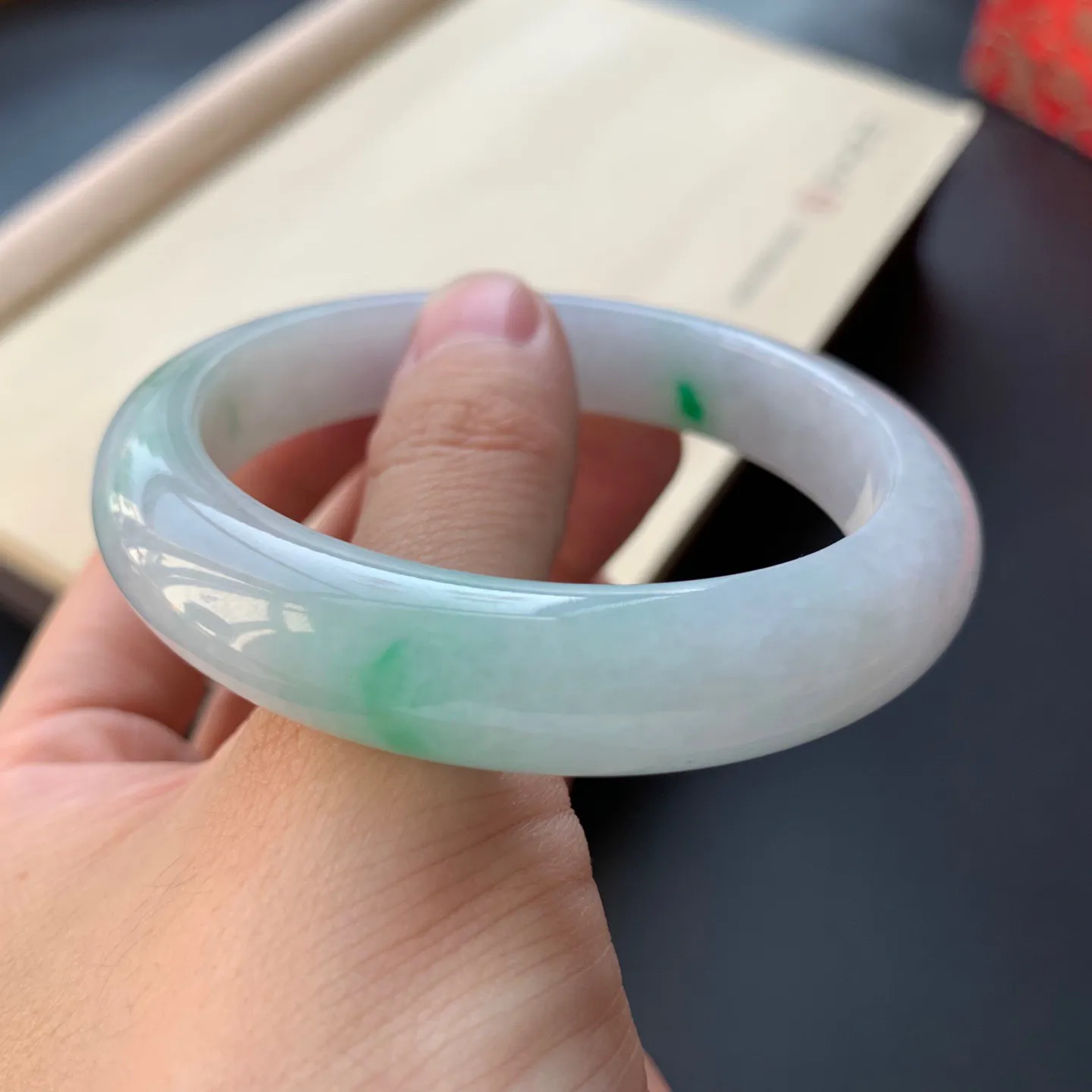 54圈口飘绿正圈手镯 尺寸：54-11.8-8.2，无纹裂，细腻光滑，色泽靓丽