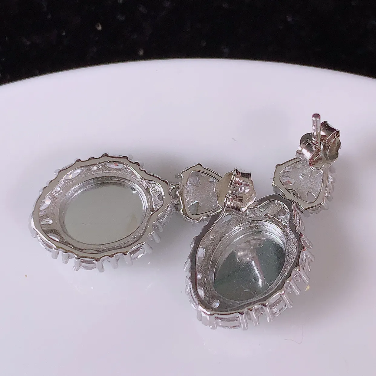 冰透满绿翡翠925银镶嵌耳坠，自然光实拍，翠色灵动，颜色漂亮，种老水足，品相佳，佩戴佳品！#97.5整体22*12*6裸石10*7.8