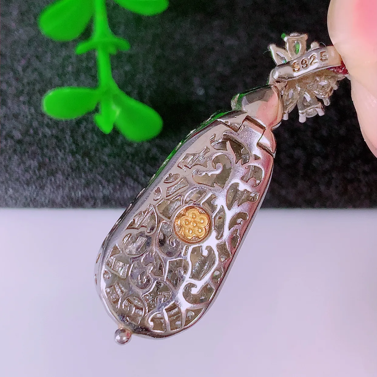 冰透满绿翡翠925银镶嵌四季豆吊坠，自然光实拍，翠色灵动，颜色漂亮，种老水足，品相佳，佩戴佳品！#97.5整体37*12*7.2裸石21.5*8