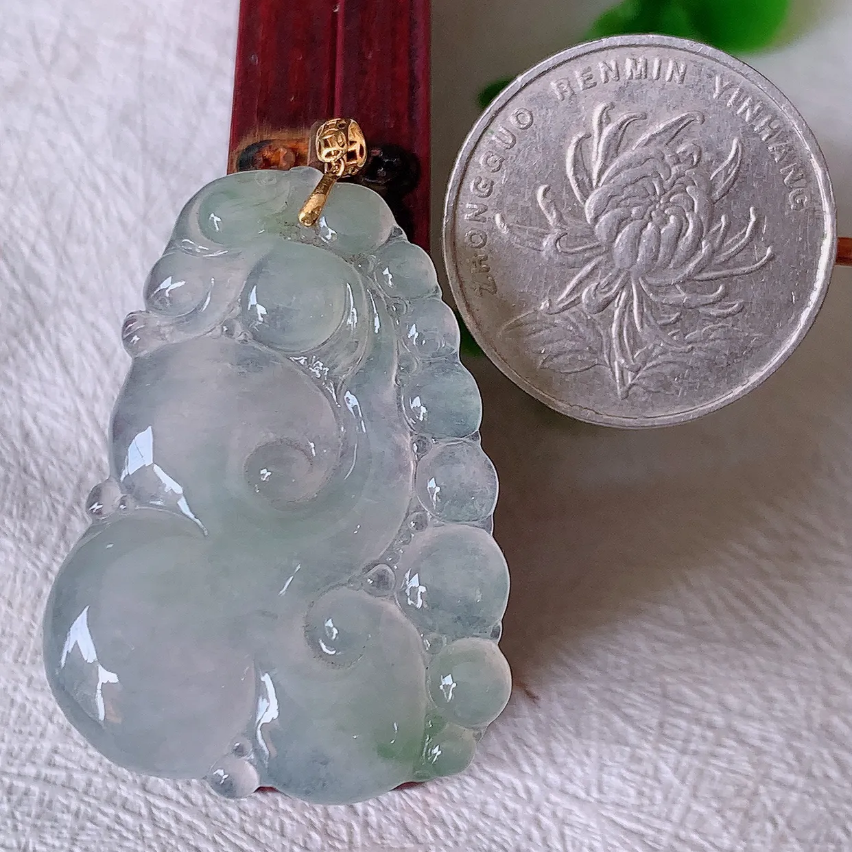 18K金镶嵌冰种翡翠如意吊坠，种老水足，雕工精湛 ， 寓意美好， 佩戴时尚出众！#41.31