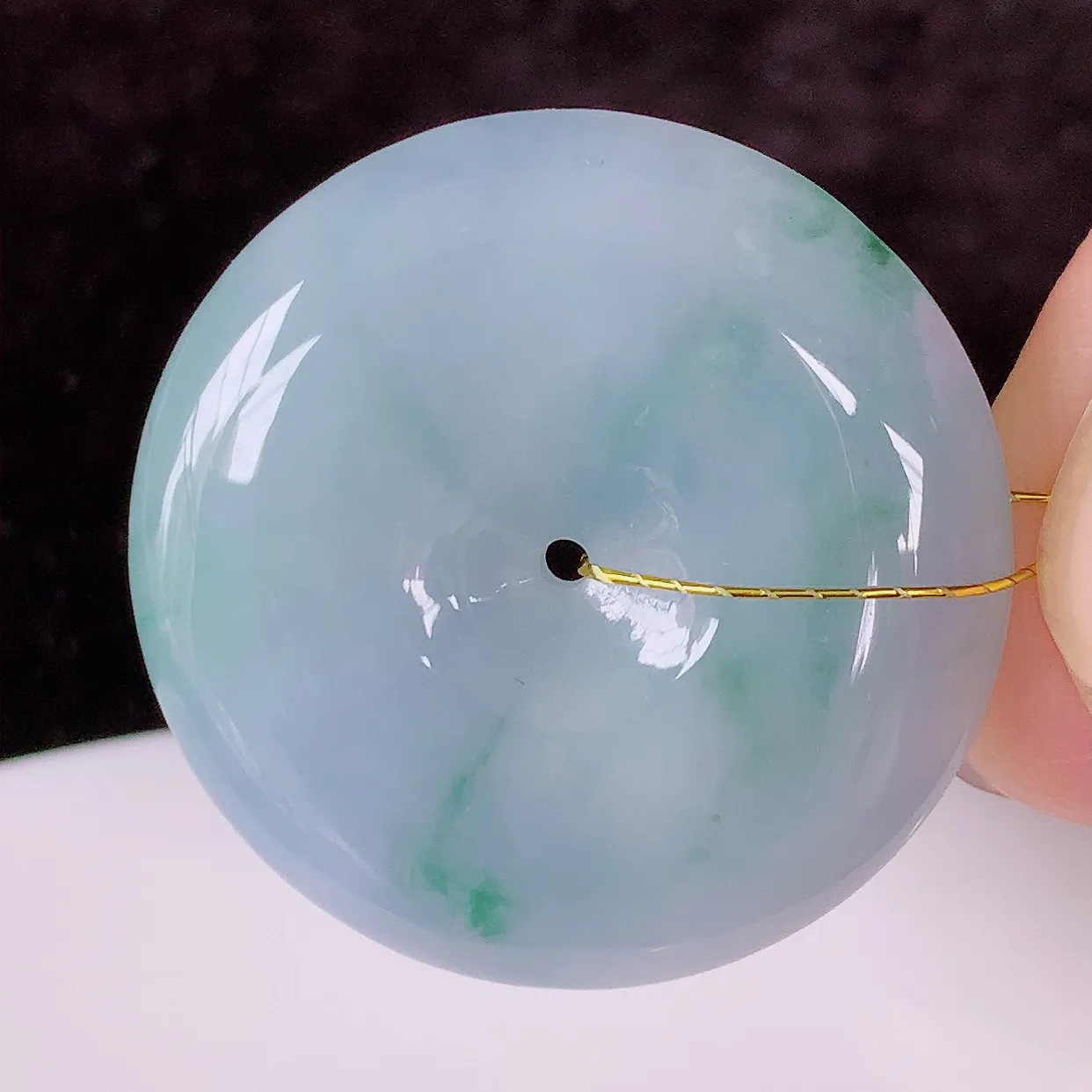 自然光实拍，冰润紫罗兰飘花翡翠平安扣吊坠，形体饱满圆润，平安扣肥嘟嘟的，平平安安，种水很好，配戴精美！#35.5