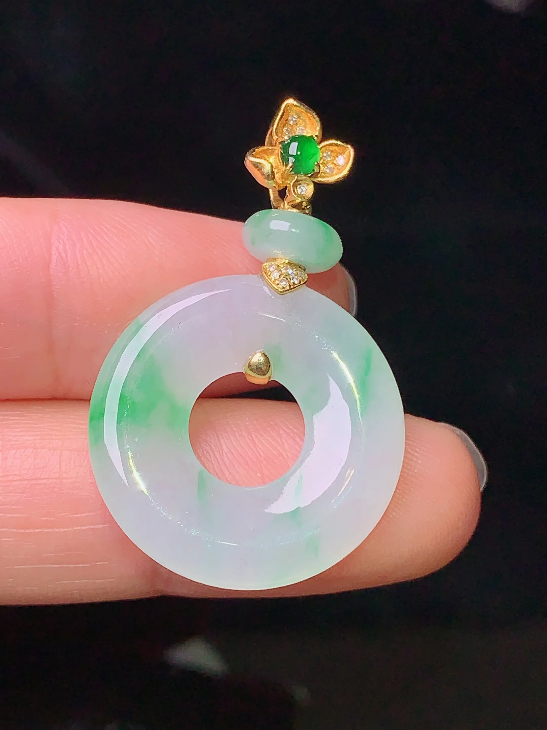 18k金钻镶嵌飘绿平安环吊坠 玉质细腻 色泽艳丽 整体尺寸34.3*22.2*3.8