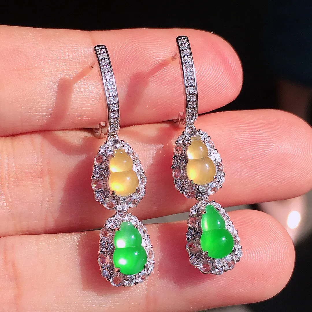 （黄+绿）二合一耳坠，色泽均匀艳丽，玉质细腻，荧光感超
强，饱满圆润，尽显优雅气质，18k
金豪华镶