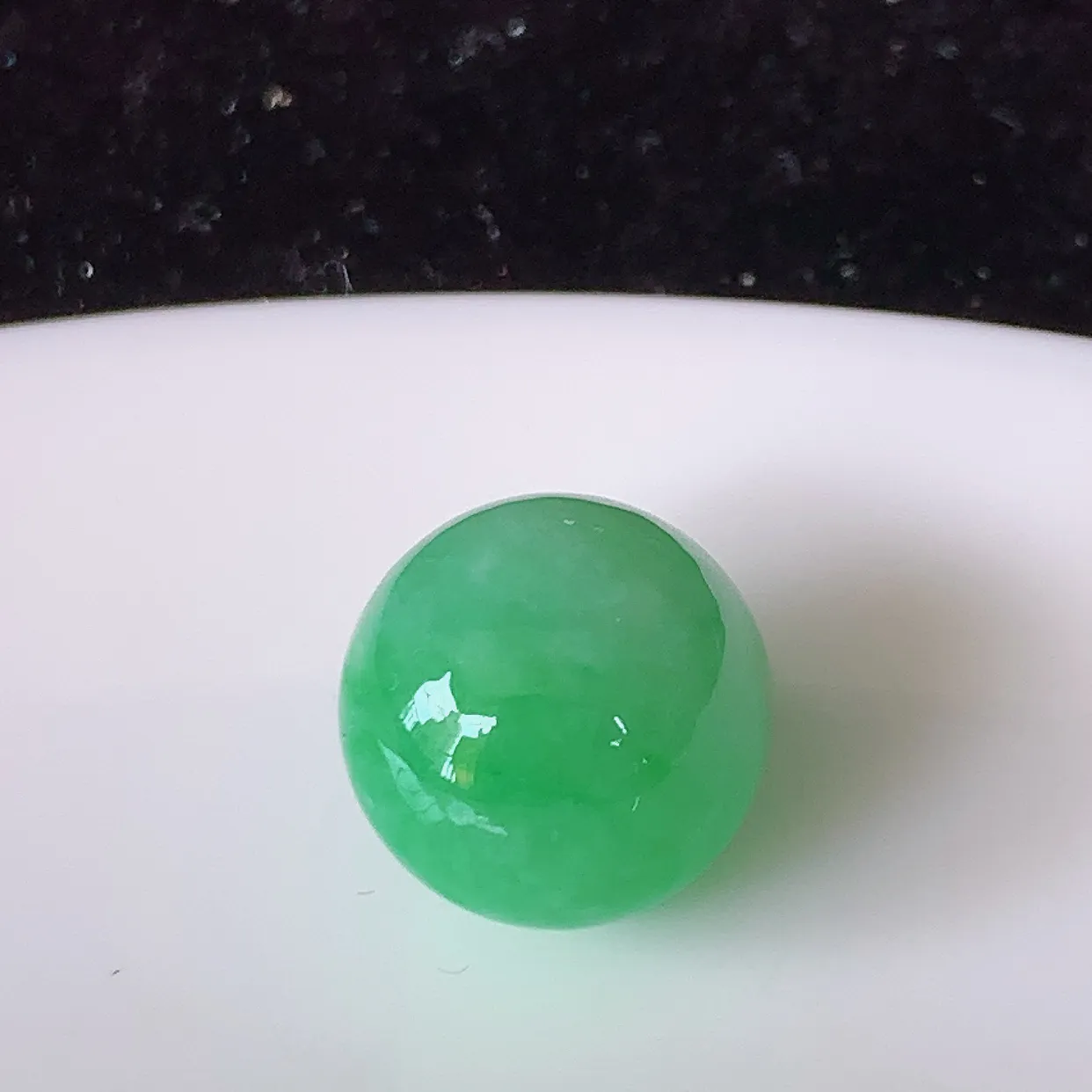 自然光实拍，冰润满绿翡翠路路通、圆珠吊坠，寓意时来运转、财源滚滚，款式新颖时尚，日常百搭的款！ 配图银链#05.31尺寸11.8