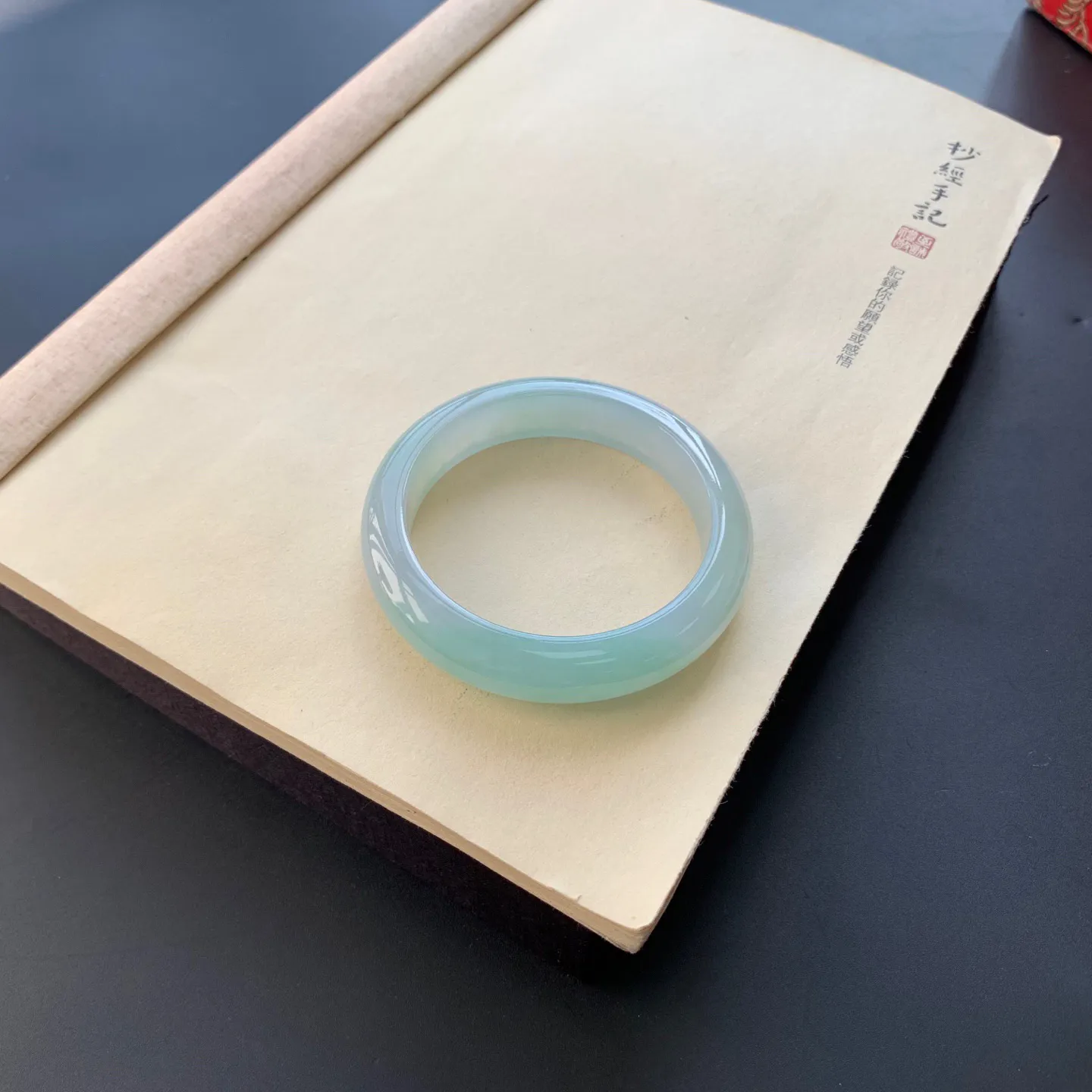 58.6圈口冰晴底正圈手镯 尺寸：58.6-13.6-9.3，无纹裂，水润起胶，版型厚装