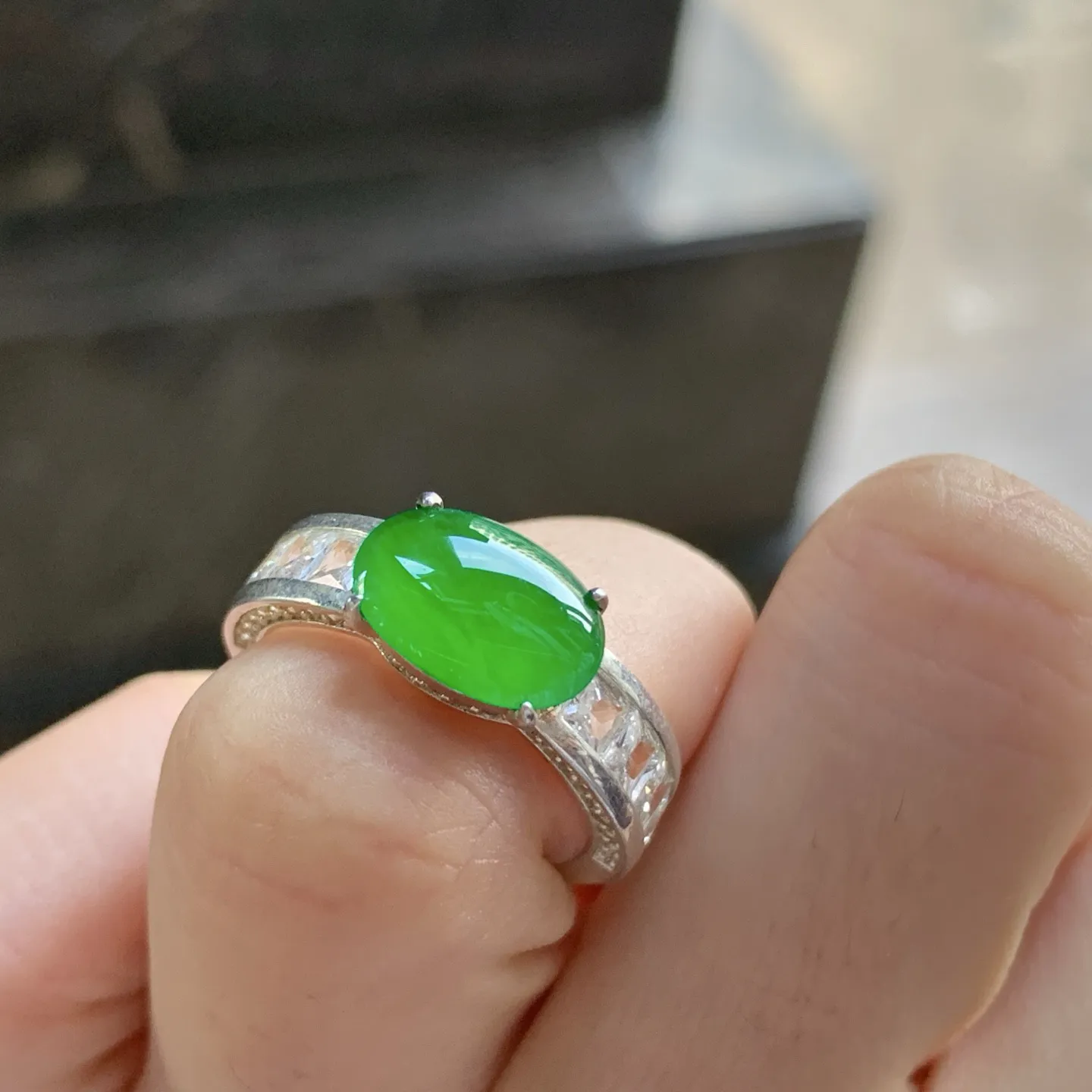 冰种辣绿色戒指^_^颜色浓郁 鲜艳 铜拖